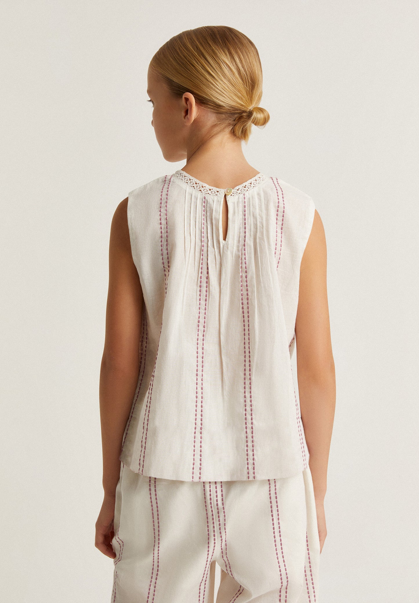 TOP DETALLE BORDADO CONTRASTE