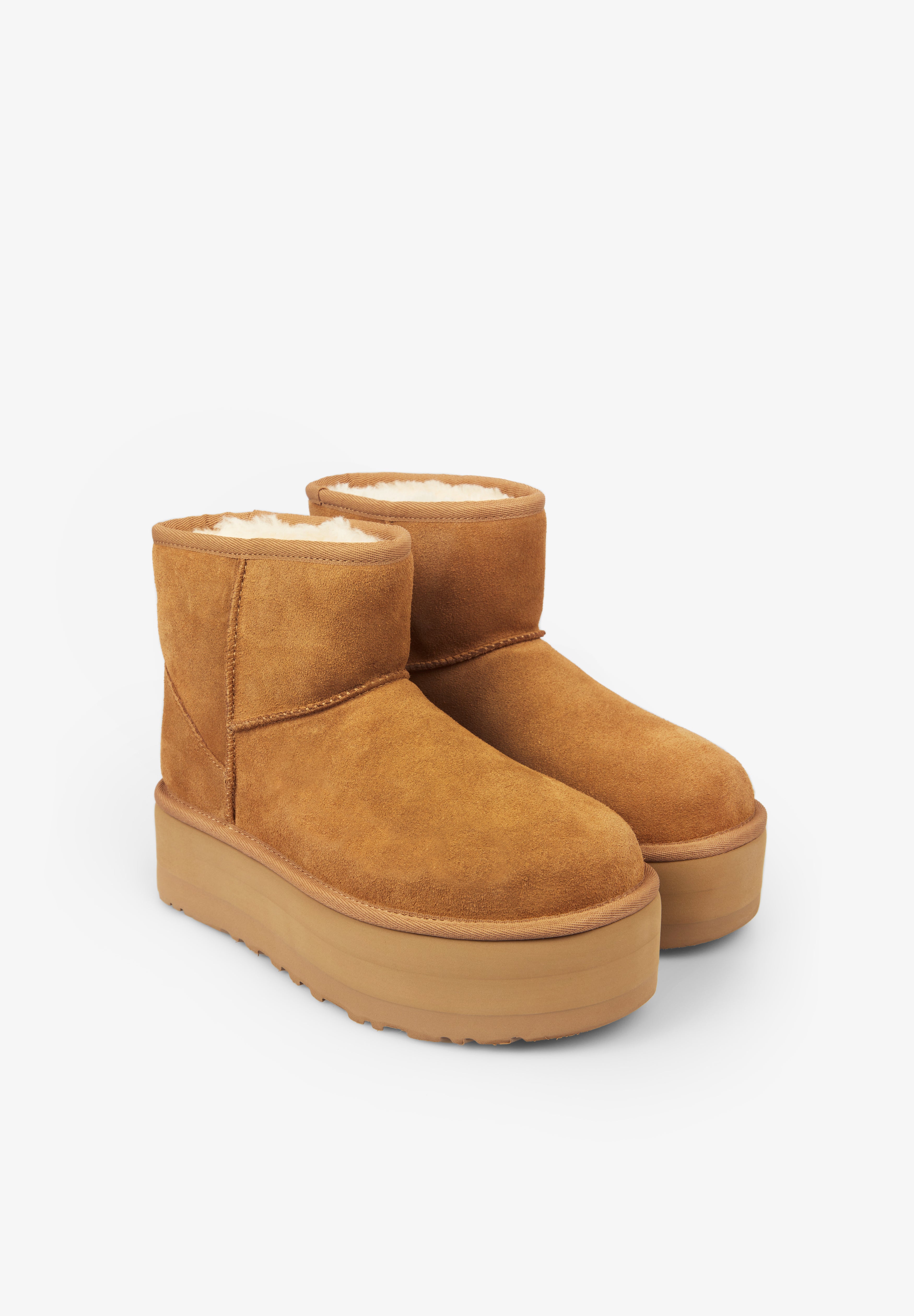 UGG | BOTAS PLATAFORMA CLASSIC MINI MUJER - Scalpers