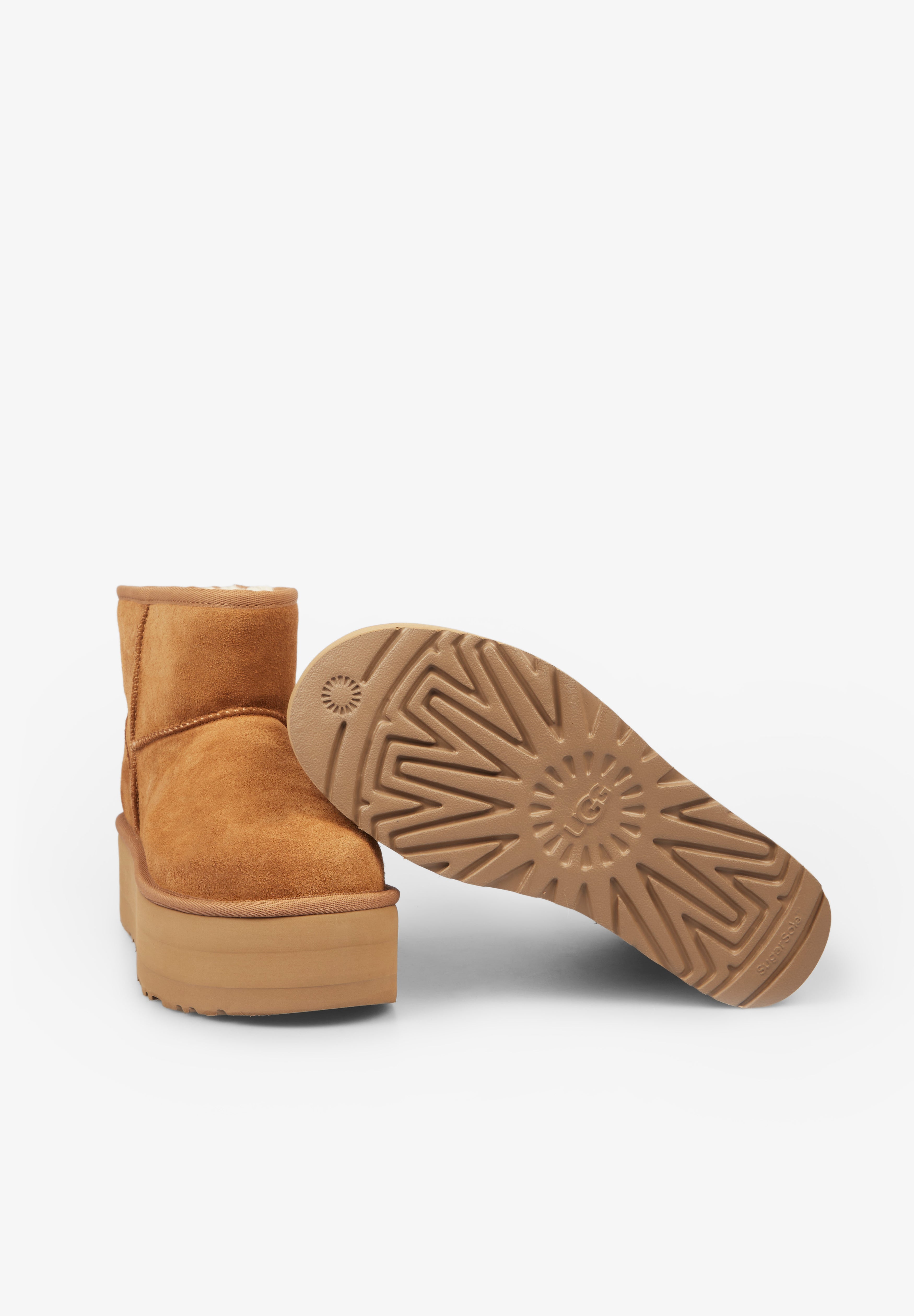 UGG | BOTAS PLATAFORMA CLASSIC MINI MUJER - Scalpers