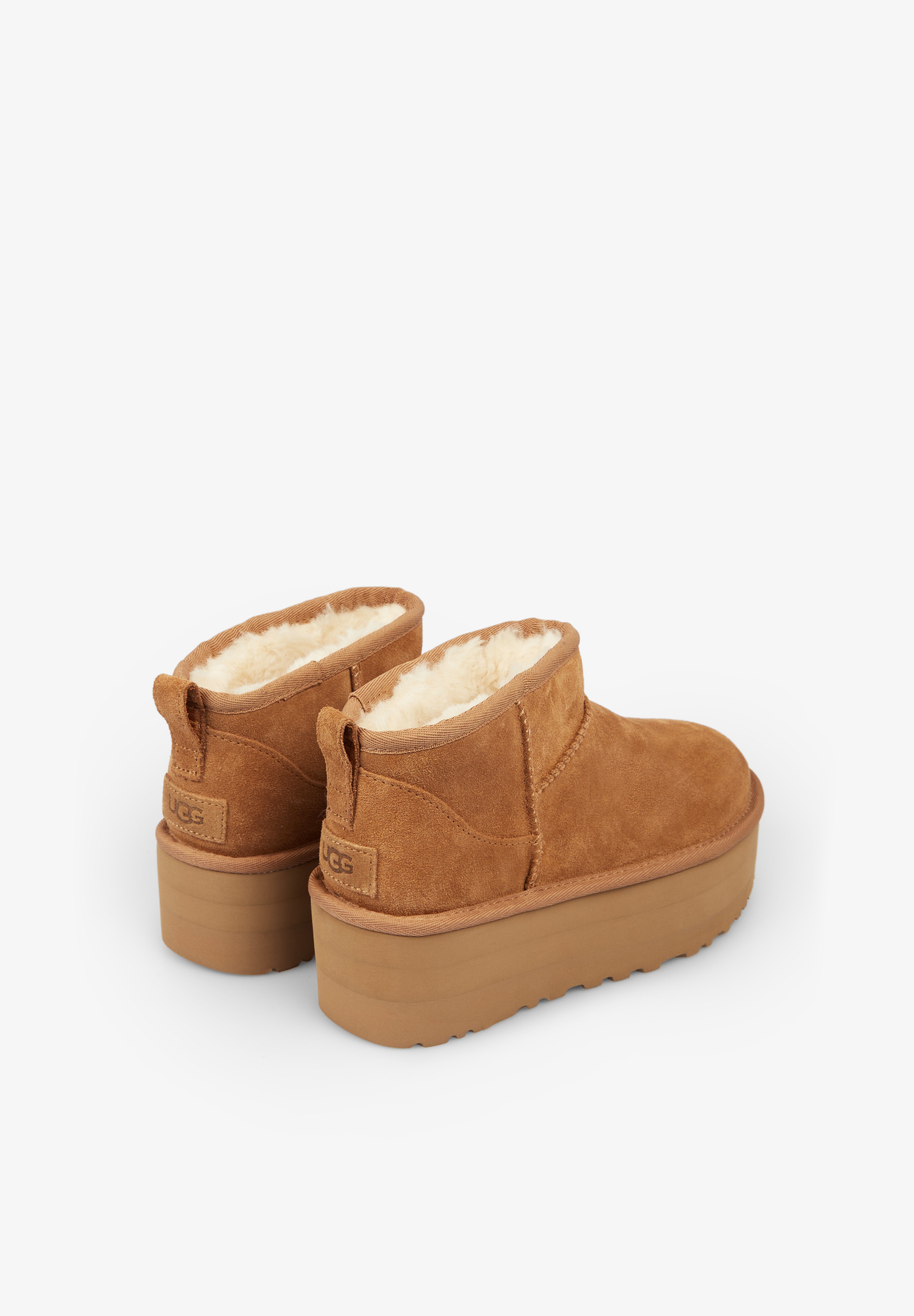 UGG | BOTAS PLATAFORMA CLASSIC ULTRA MINI MUJER - Scalpers