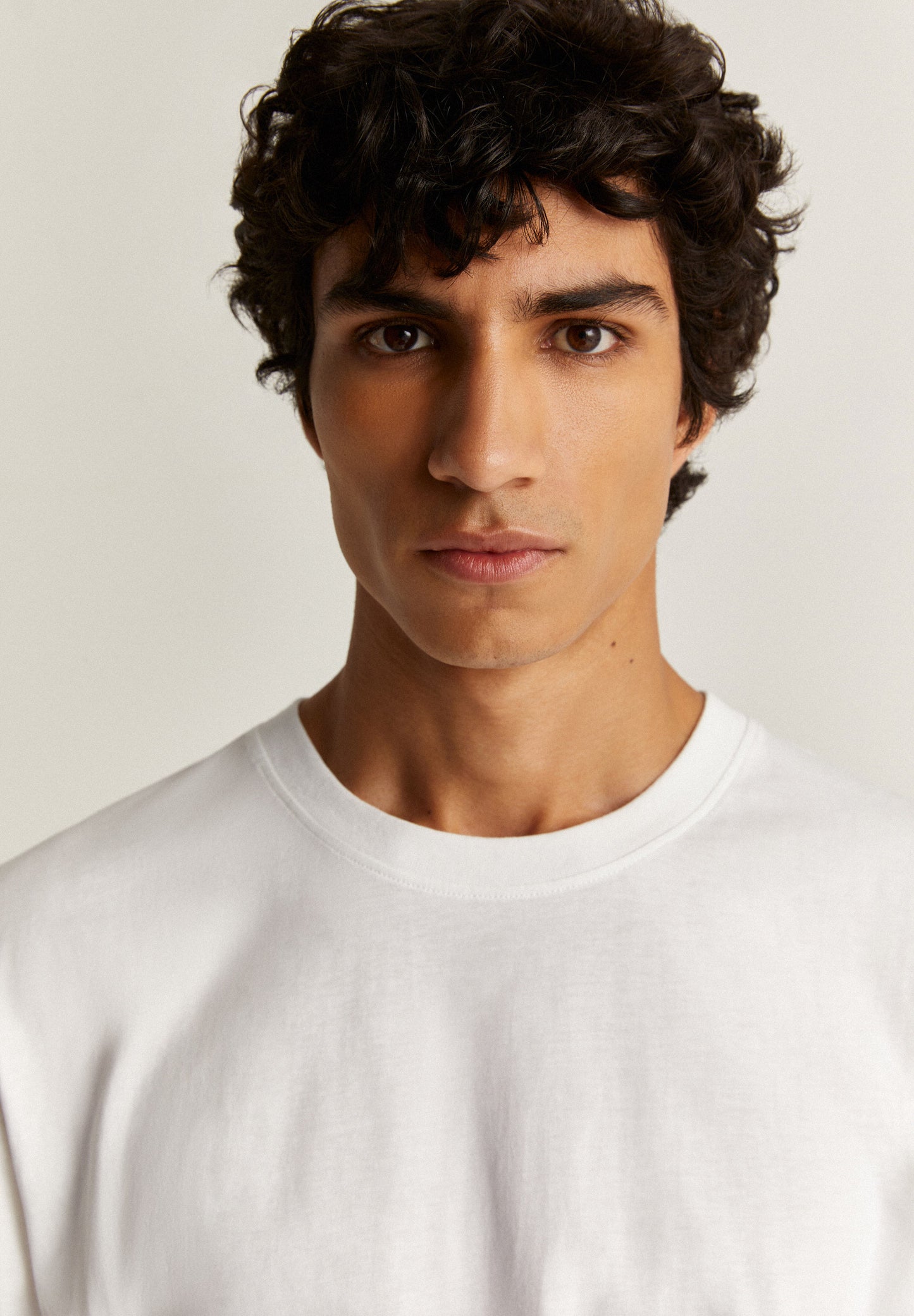 CAMISETA CUELLO PRONUNCIADO