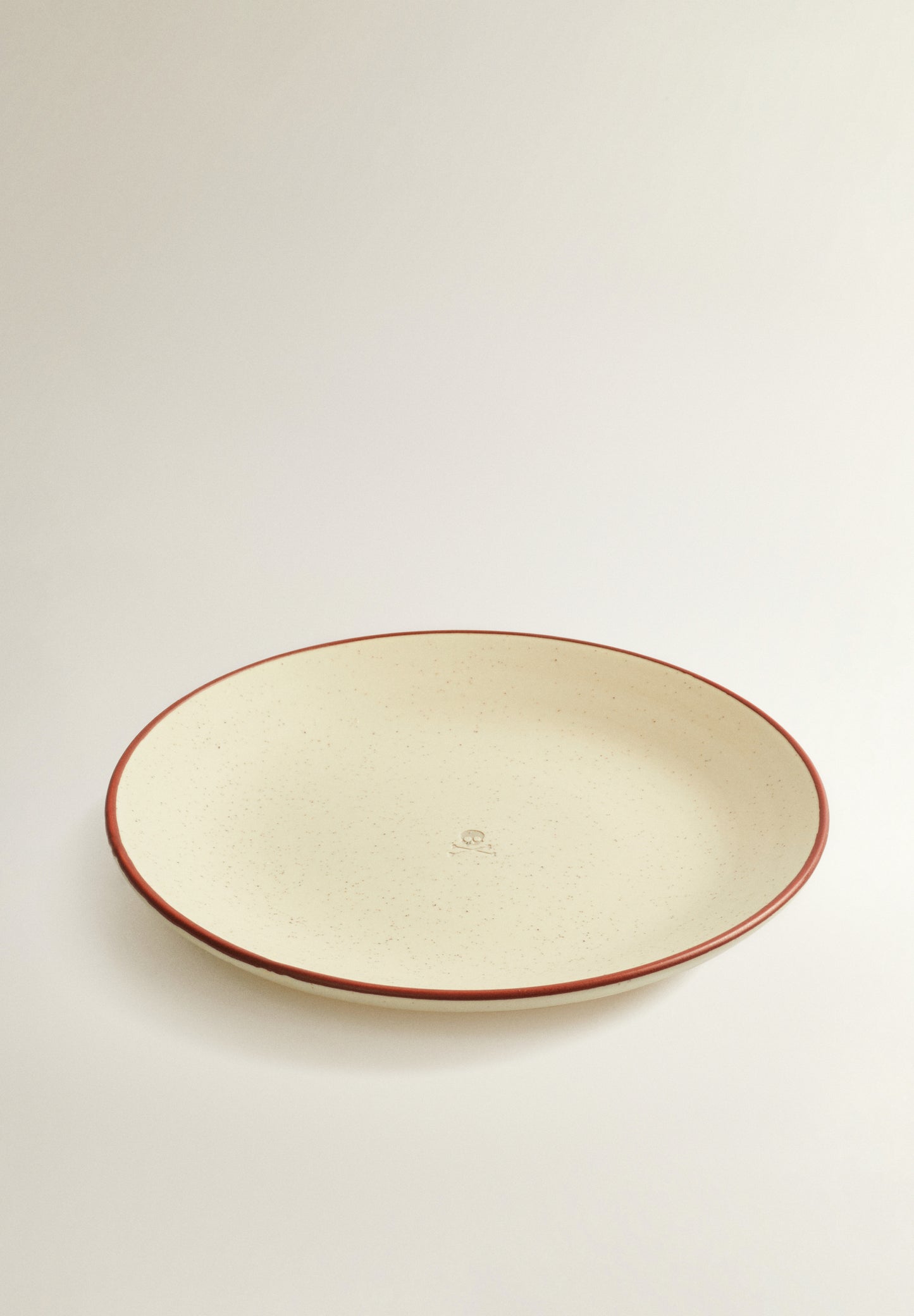 PLATO LLANO DETALLE CONTRASTE FILO