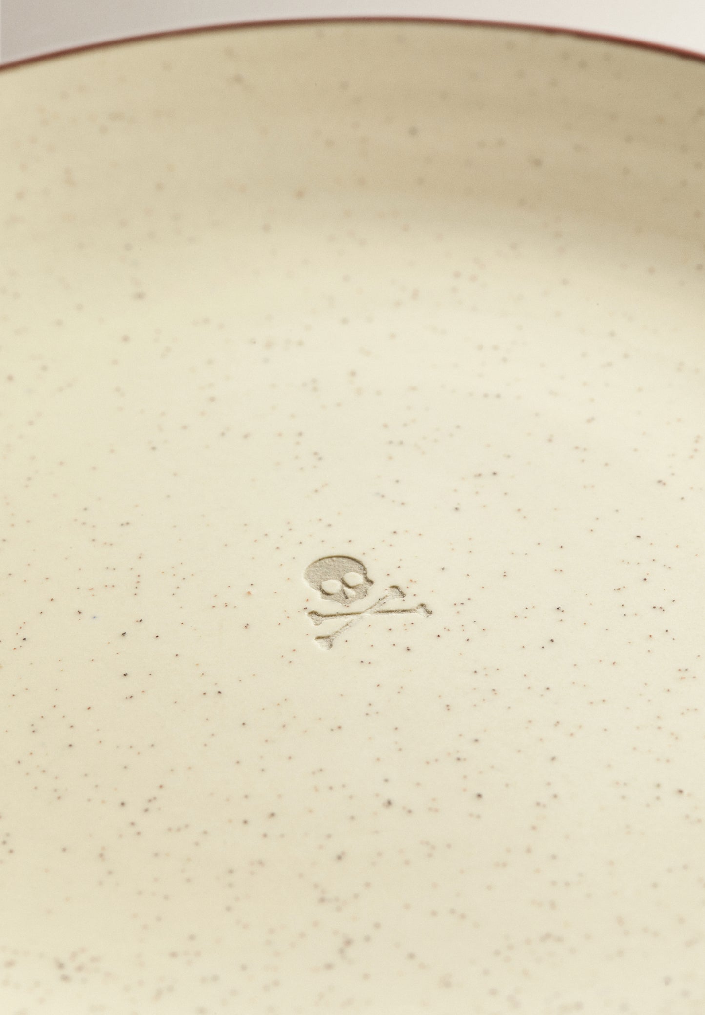 PLATO LLANO DETALLE CONTRASTE FILO