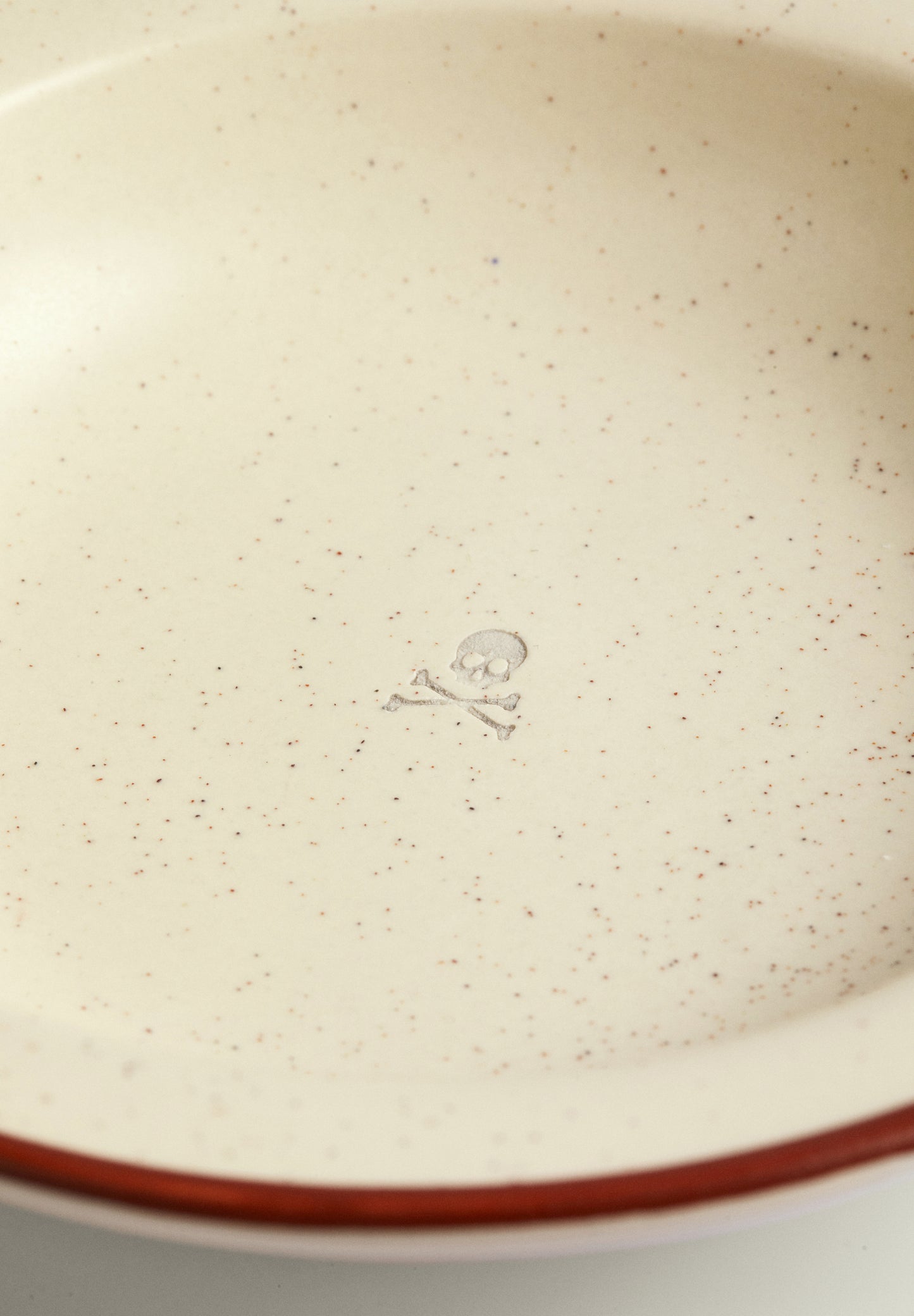 PLATO HONDO DETALLE CONTRASTE FILO