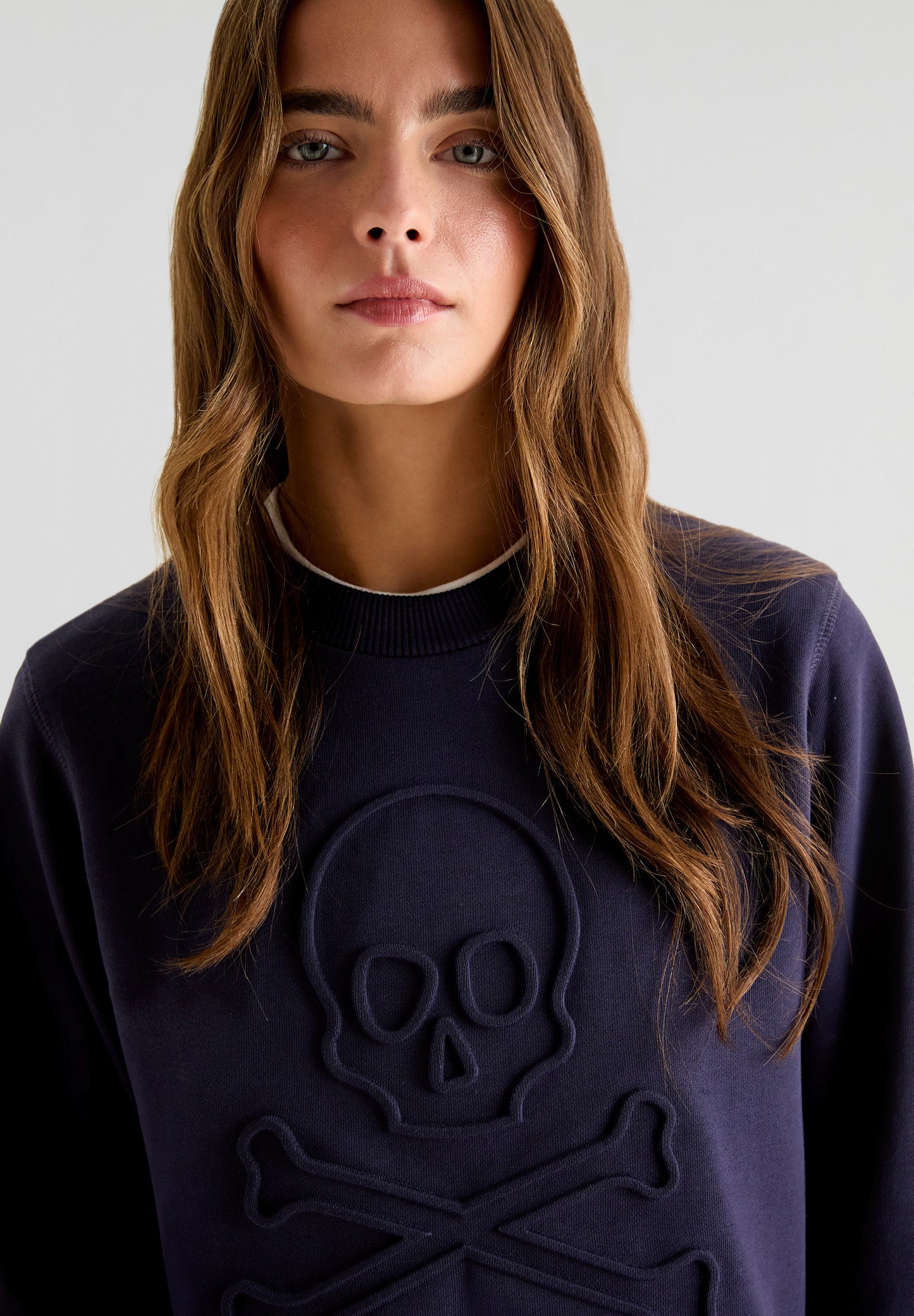 SUDADERA CALAVERA RELIEVE