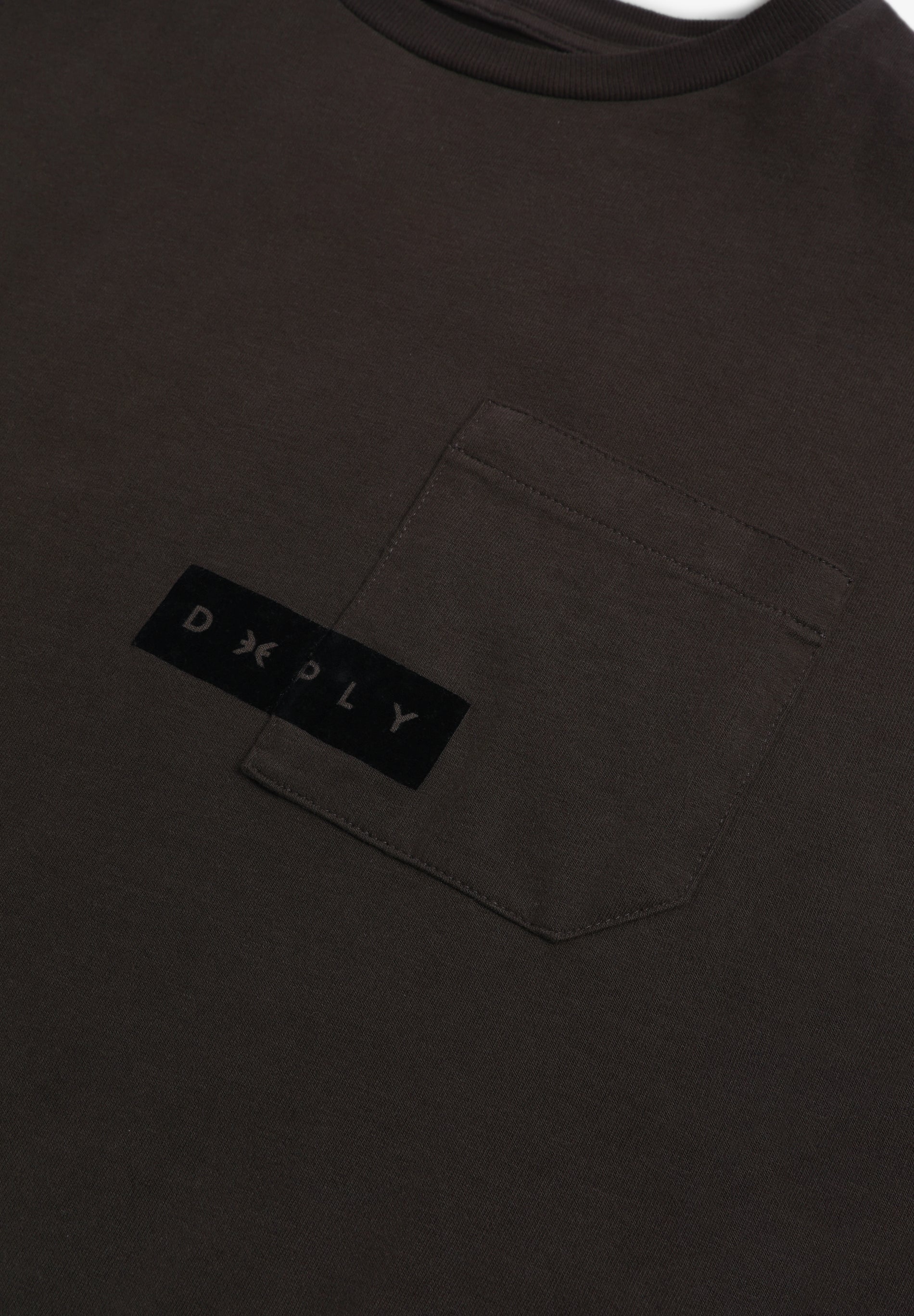 DEEPLY | CAMISETA BOLSILLO LOGO