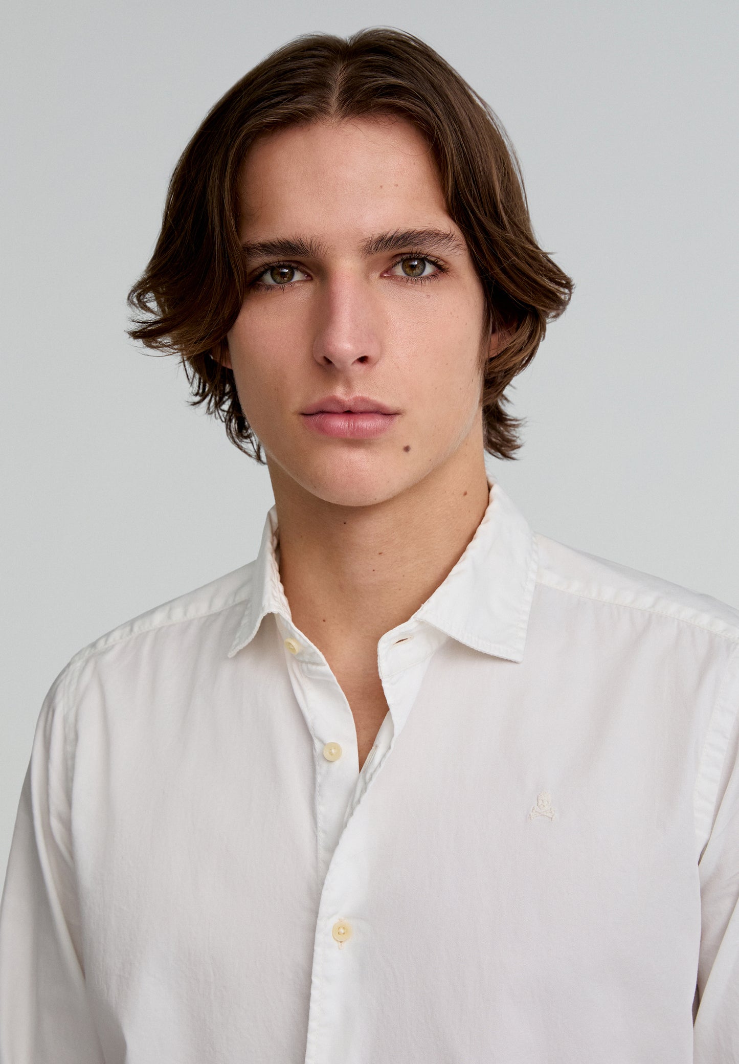 CAMISA CALAVERA BORDADA TONO