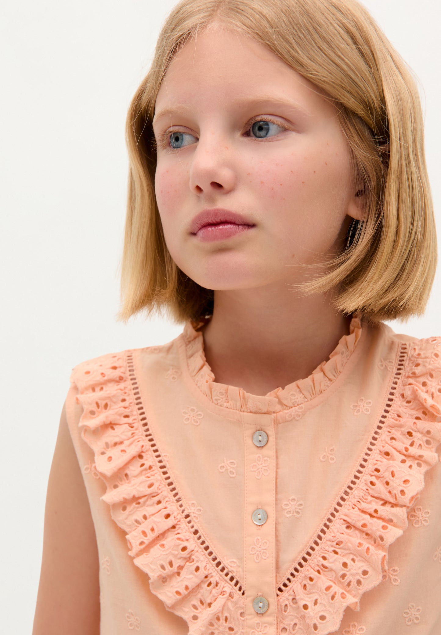 BLUSA DETALLE VOLANTE BORDADO