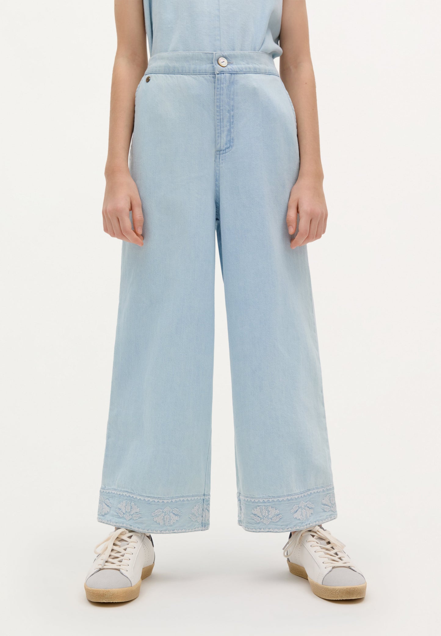PANTALÓN DETALLE BORDADOS