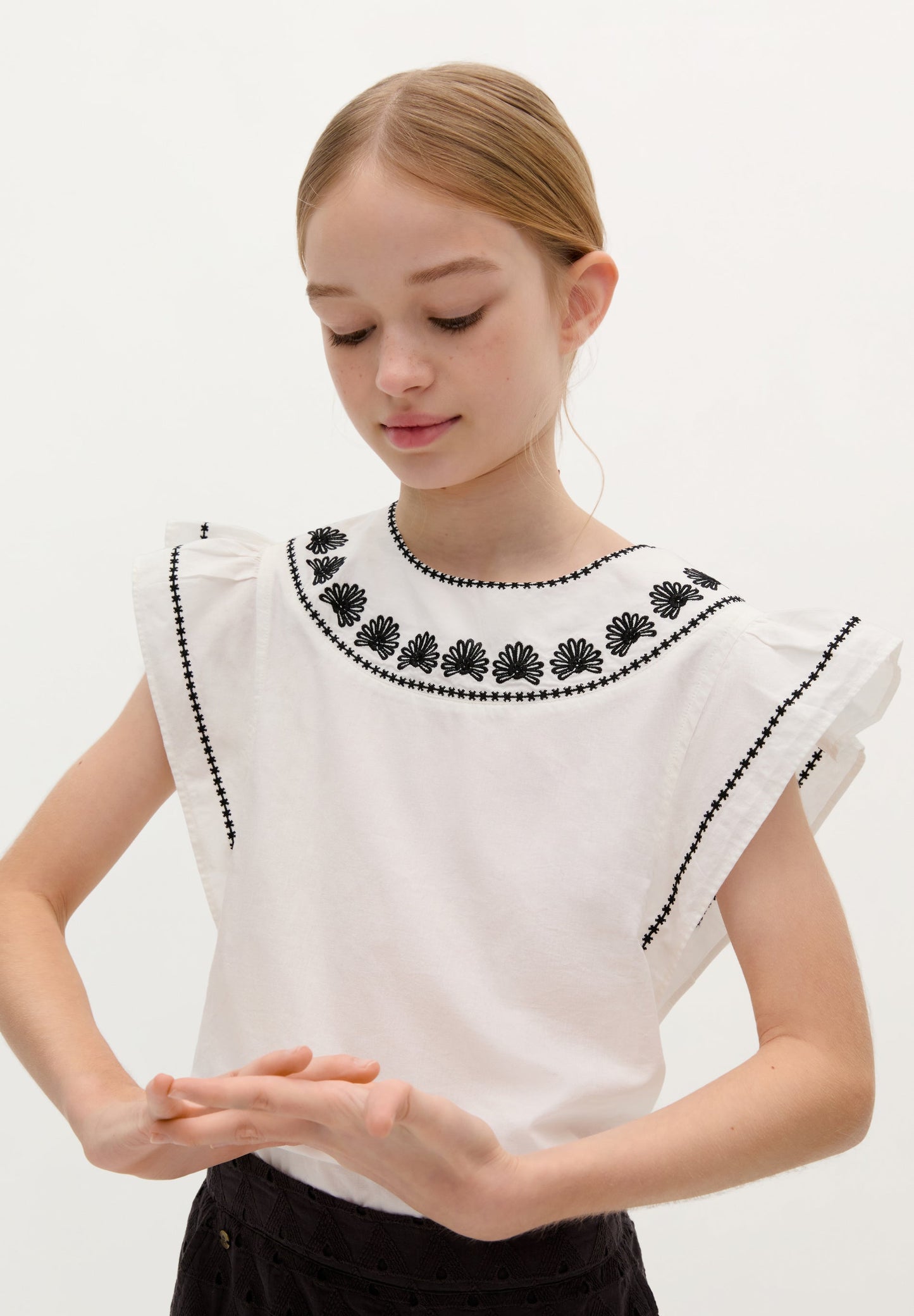 BLUSA VOLANTES BORDADOS