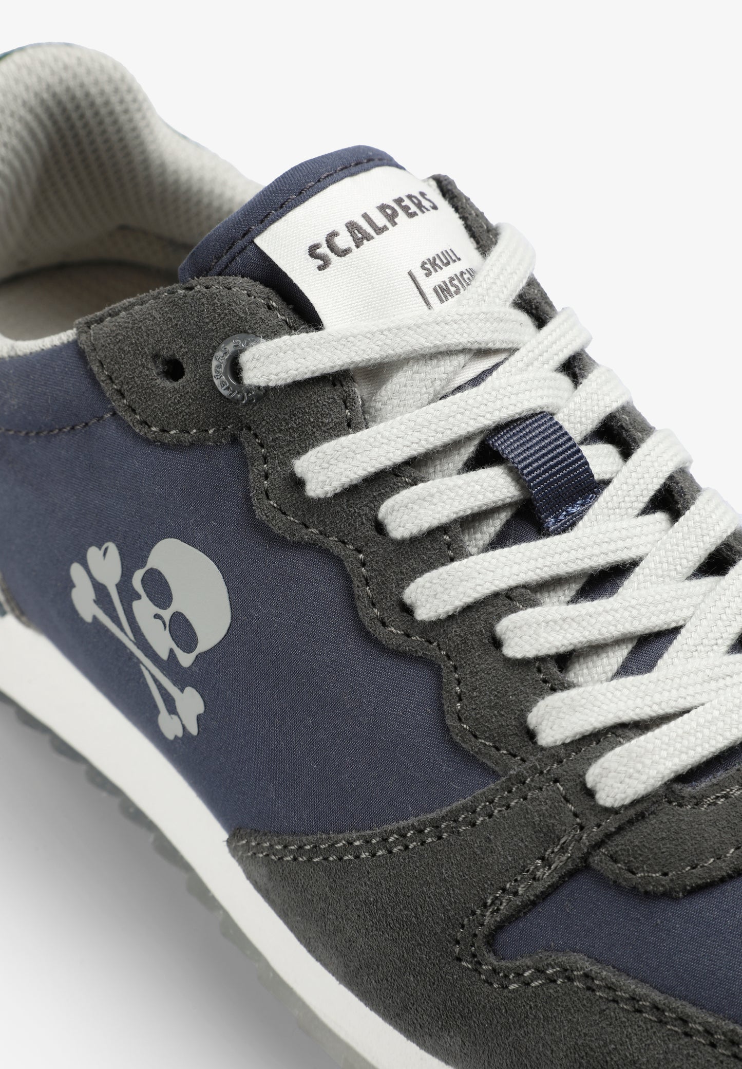 SNEAKERS CALAVERA INSIGNIA