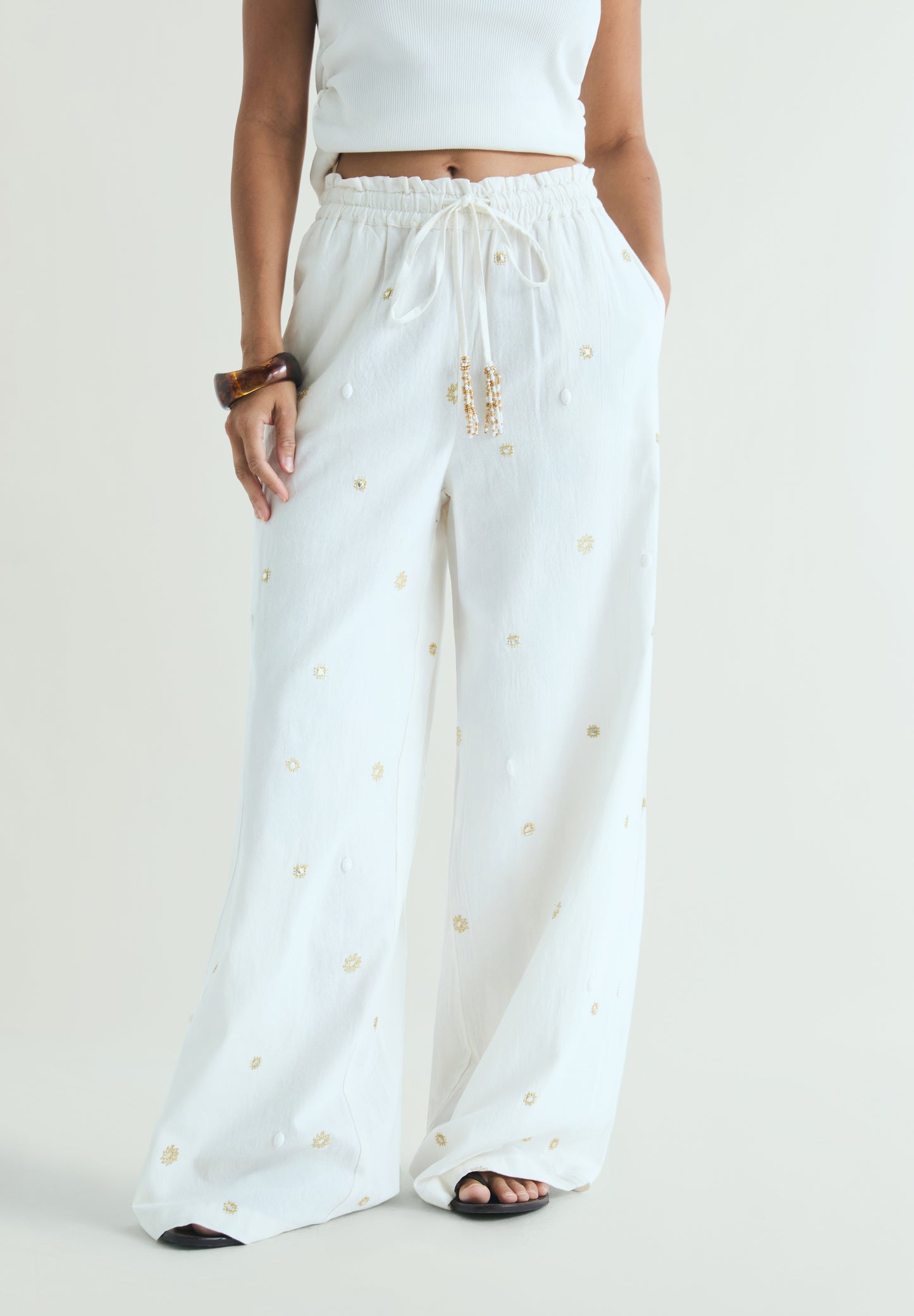 PANTALÓN DETALLES METÁLICOS