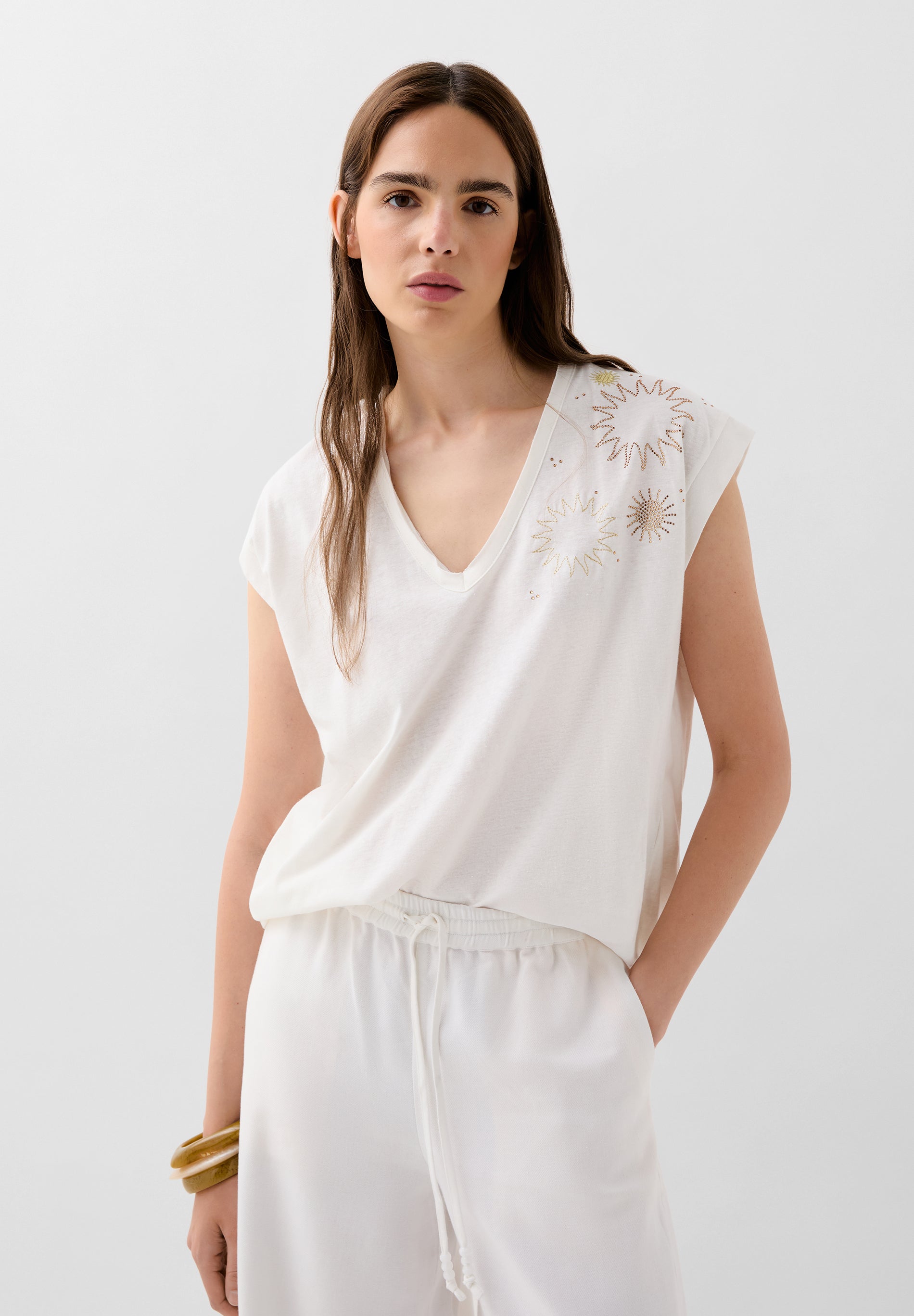 CAMISETA DETALLES STRASS SOLES