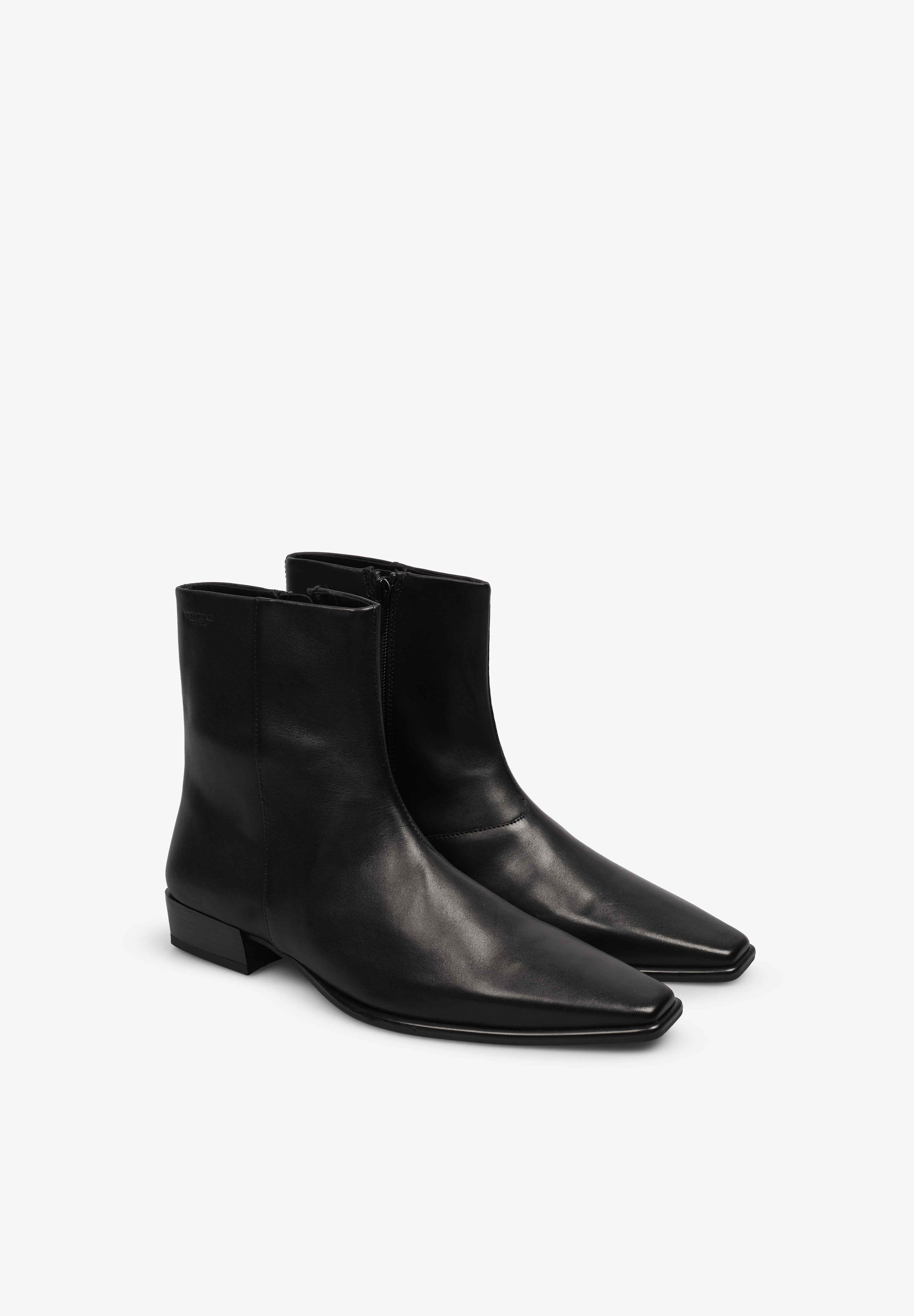 VAGABOND | BOTAS NELLA