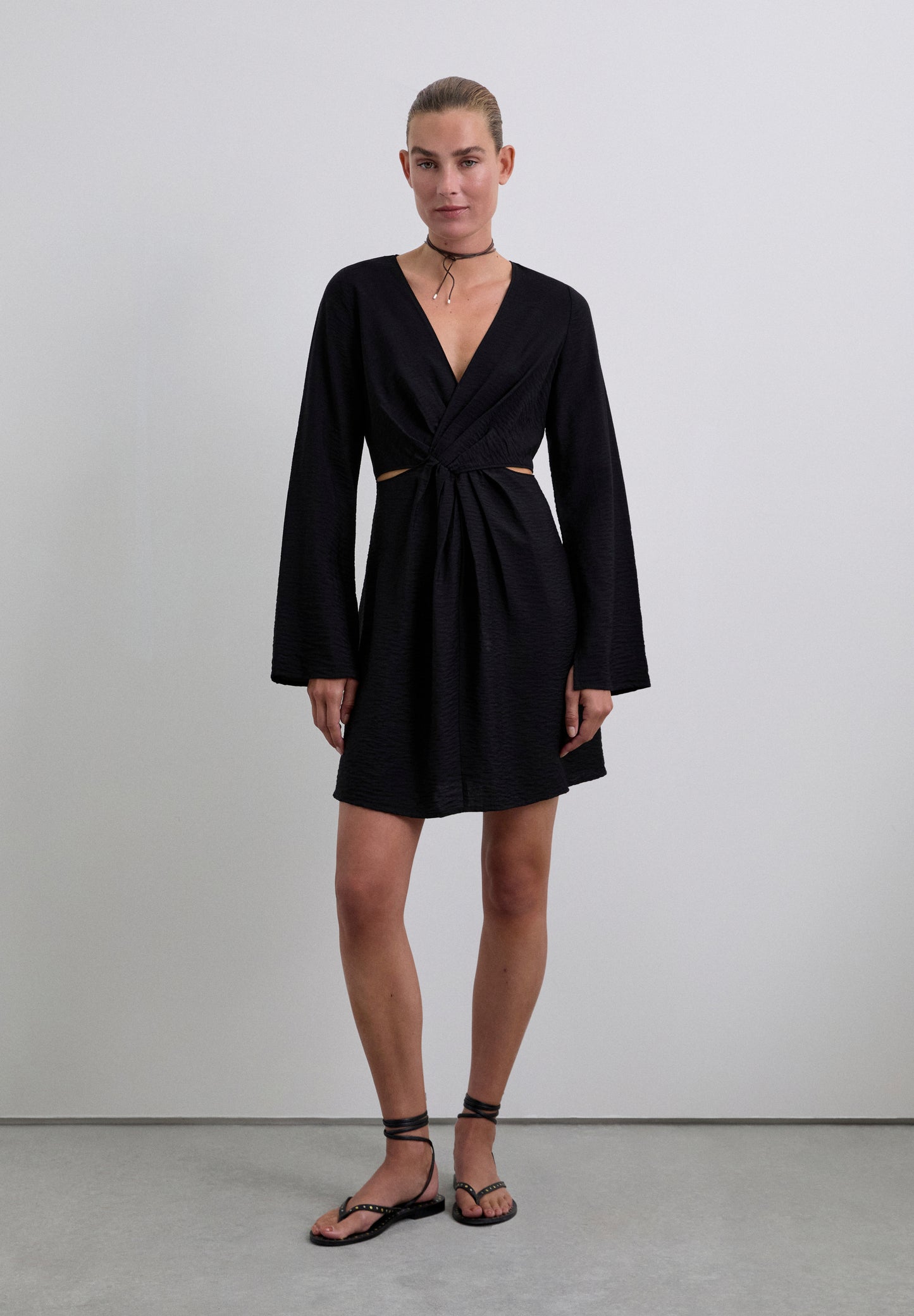 VESTIDO MINI DETALLE NUDO