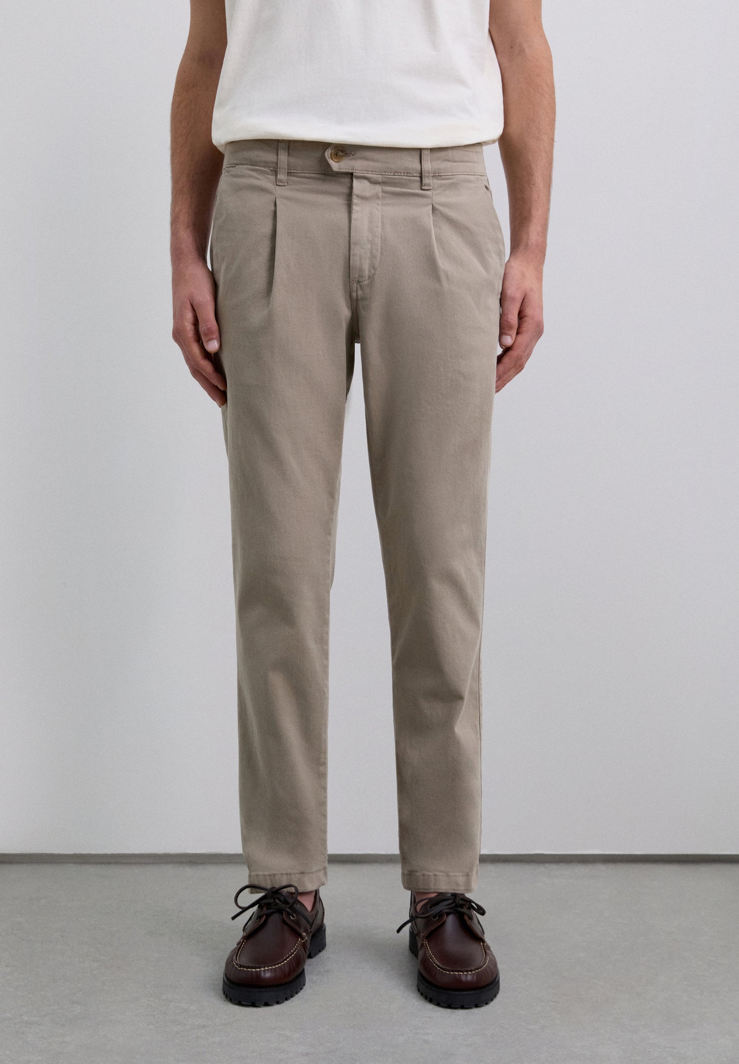 PANTALÓN CHINO PINZAS