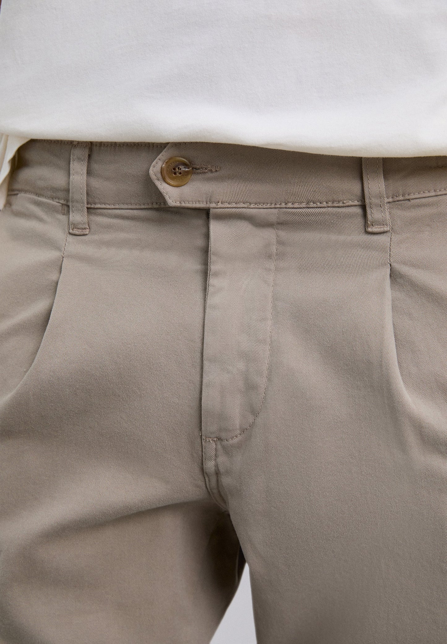 PANTALÓN CHINO PINZAS