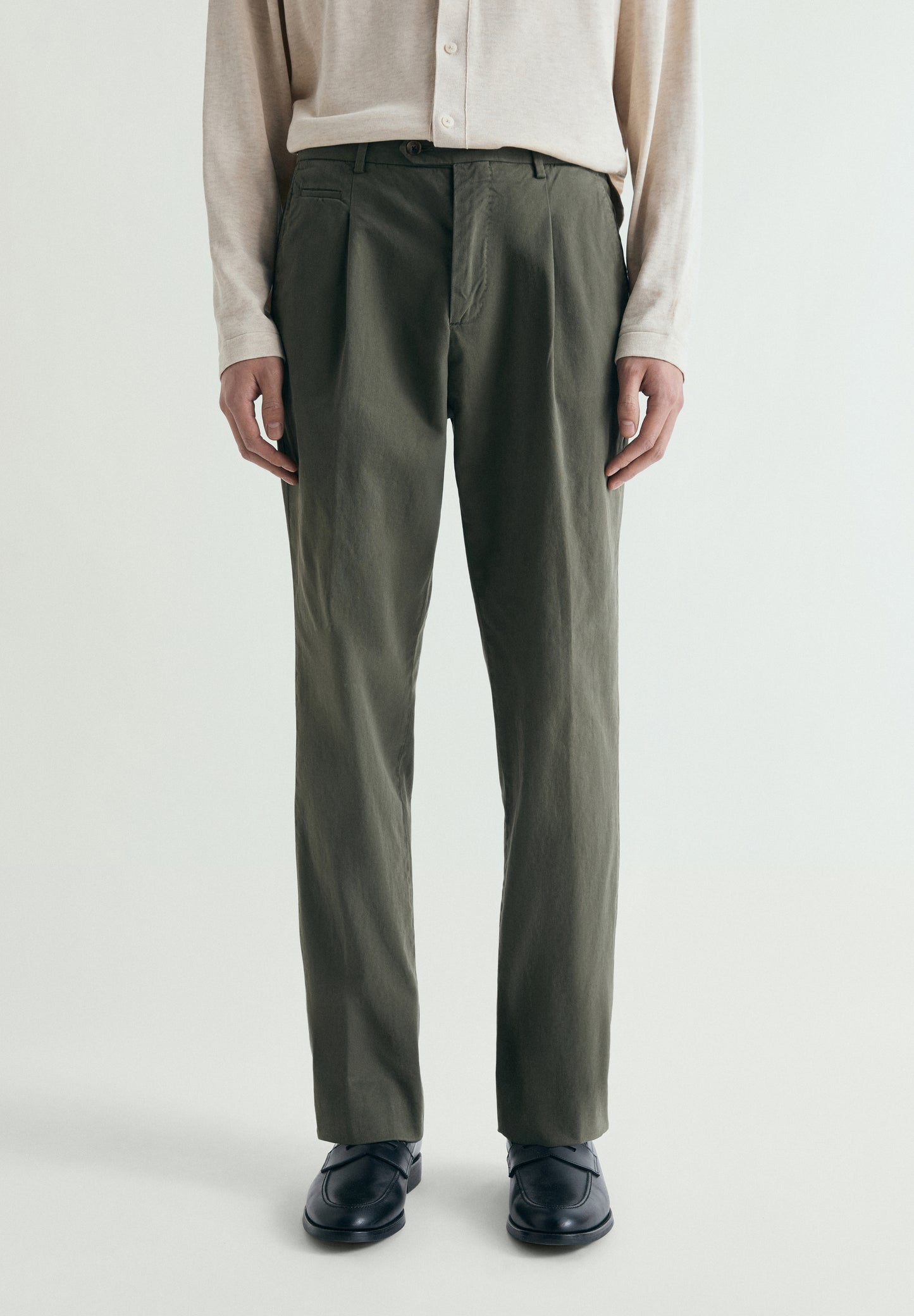 PANTALÓN CHINO PINZAS