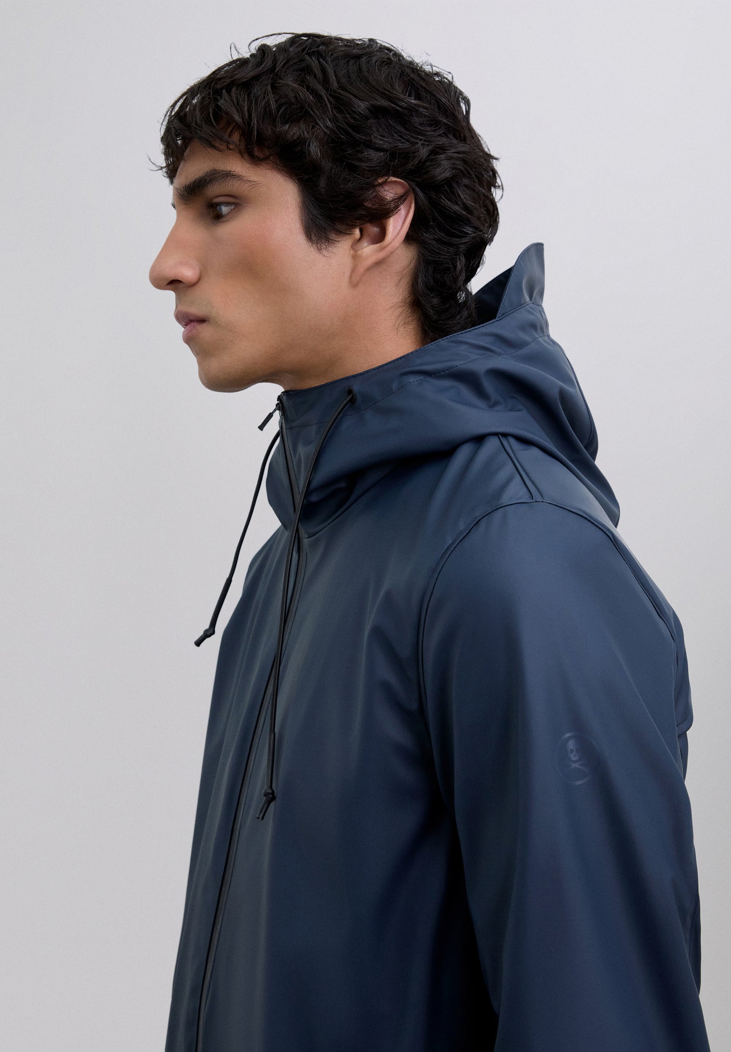 CHAQUETA IMPERMEABLE LOGO