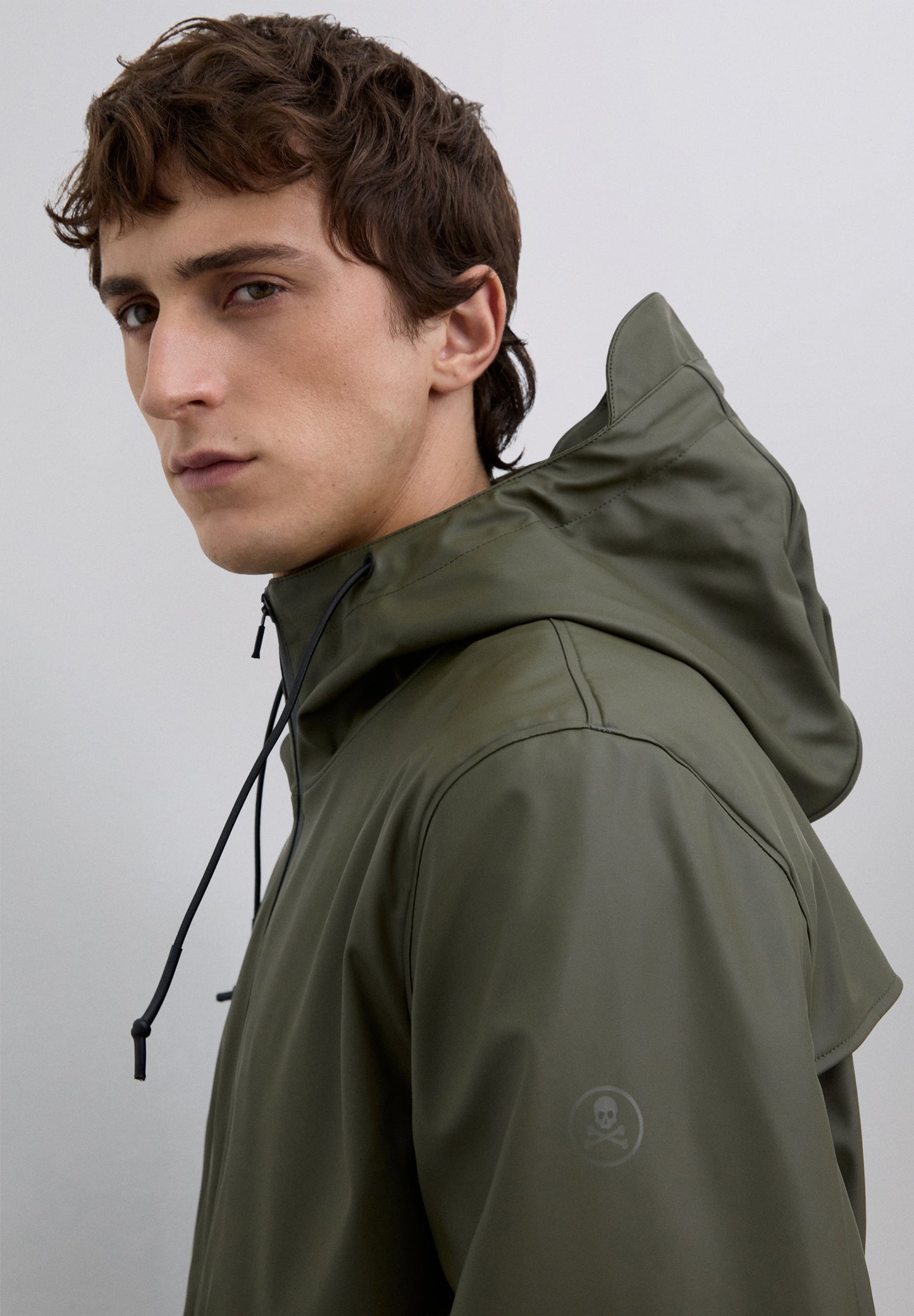 CHAQUETA IMPERMEABLE LOGO