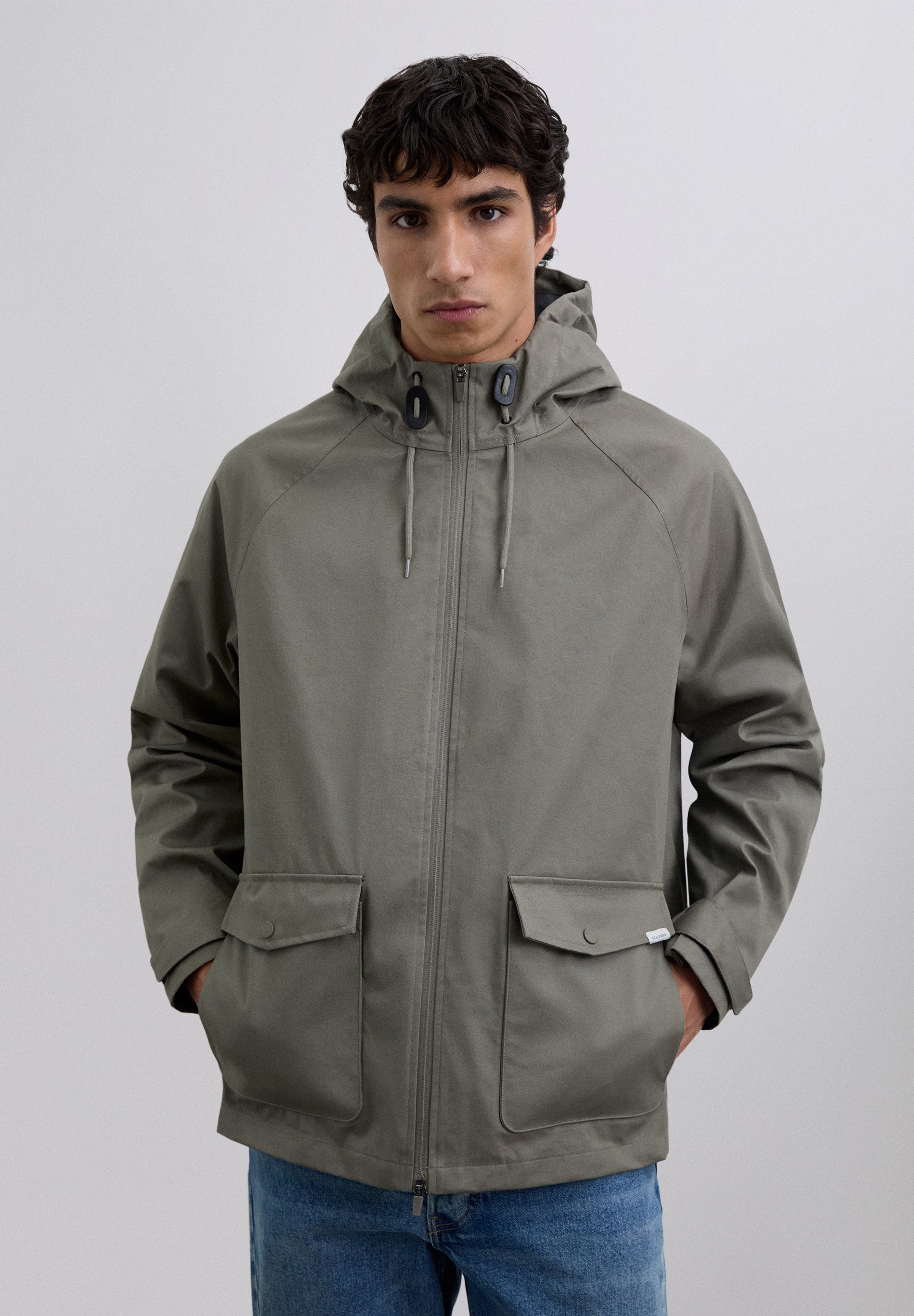 CHAQUETA IMPERMEABLE LOGO