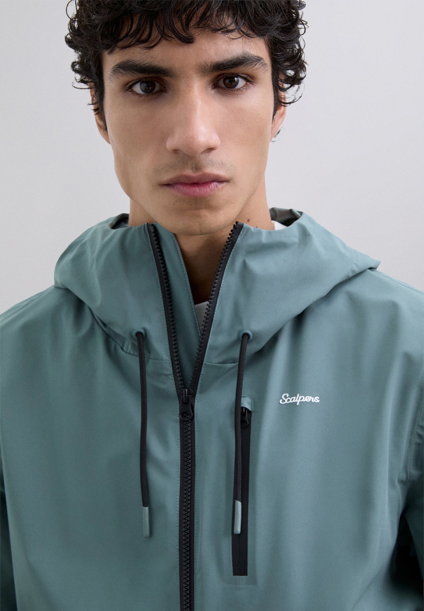 CHAQUETA IMPERMEABLE CAPUCHA ADN