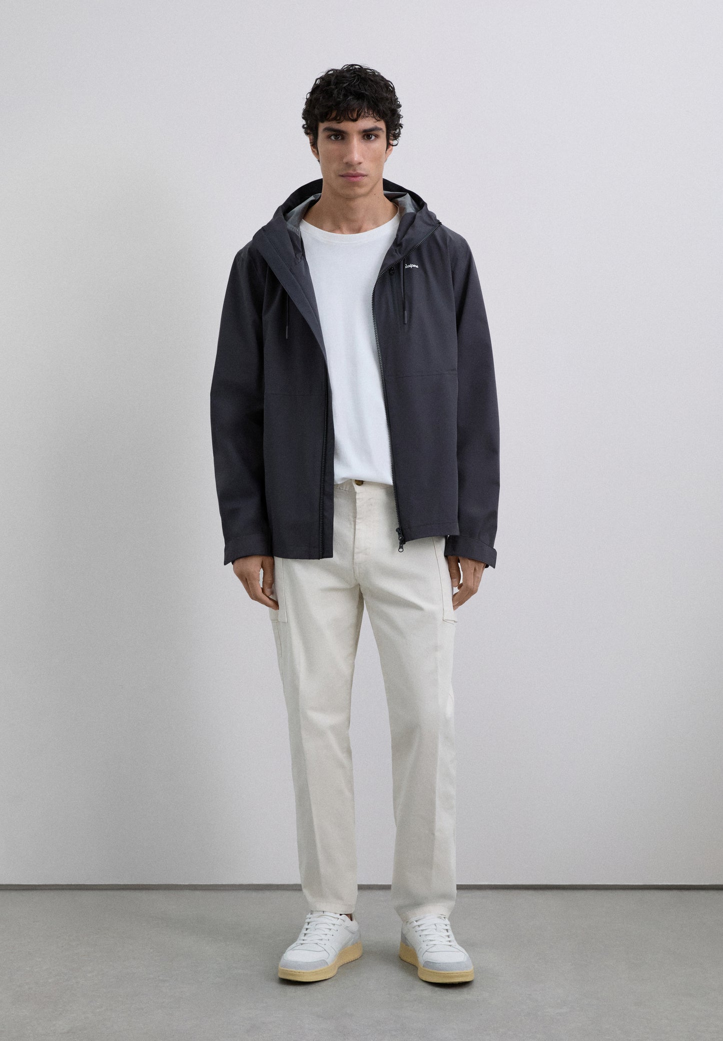 CHAQUETA IMPERMEABLE CAPUCHA ADN