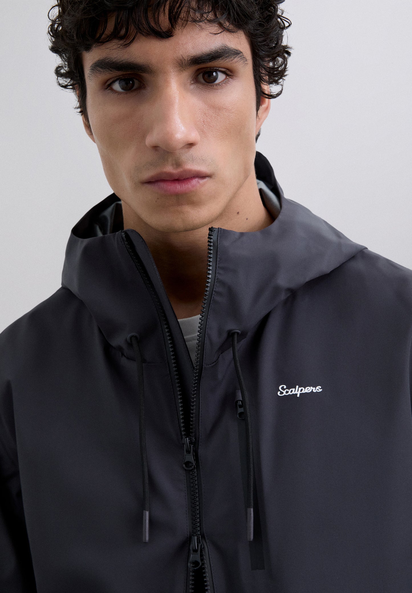 CHAQUETA IMPERMEABLE CAPUCHA ADN