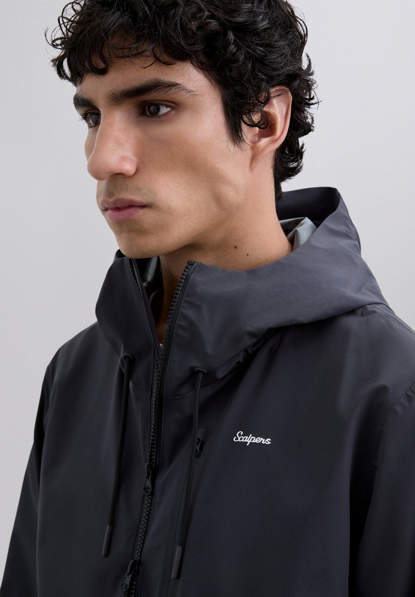 CHAQUETA IMPERMEABLE CAPUCHA ADN