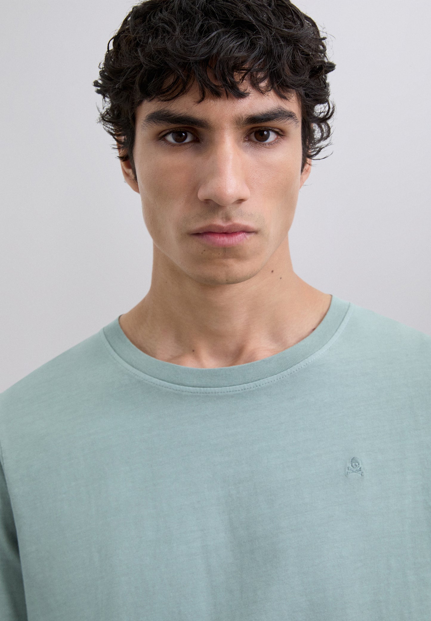CAMISETA CALAVERA BORDADA TONO