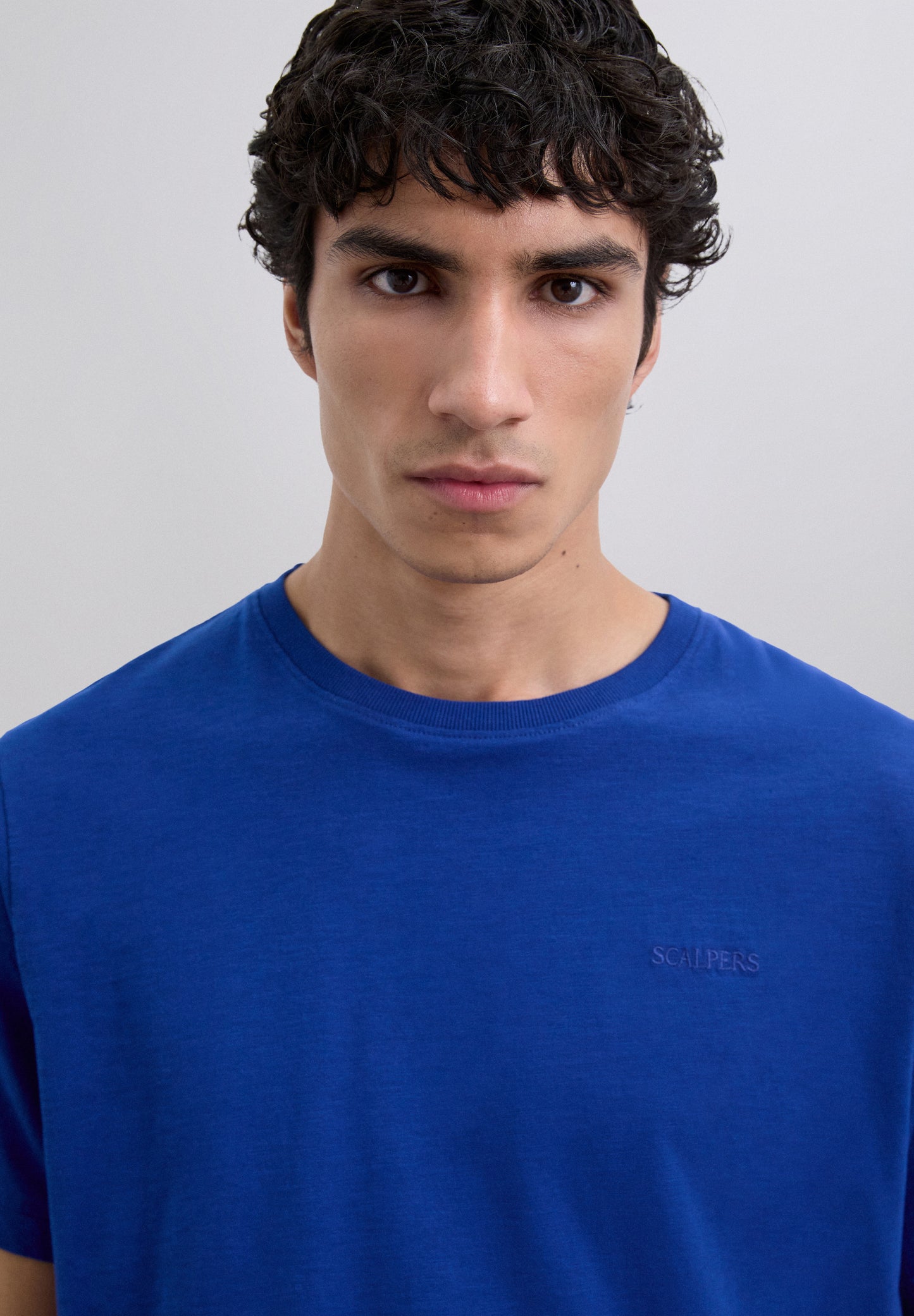 CAMISETA BORDADA EFECTO LAVADO
