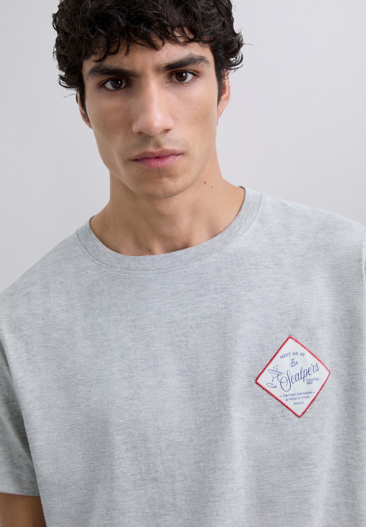 CAMISETA PARCHE BORDADO LOGO