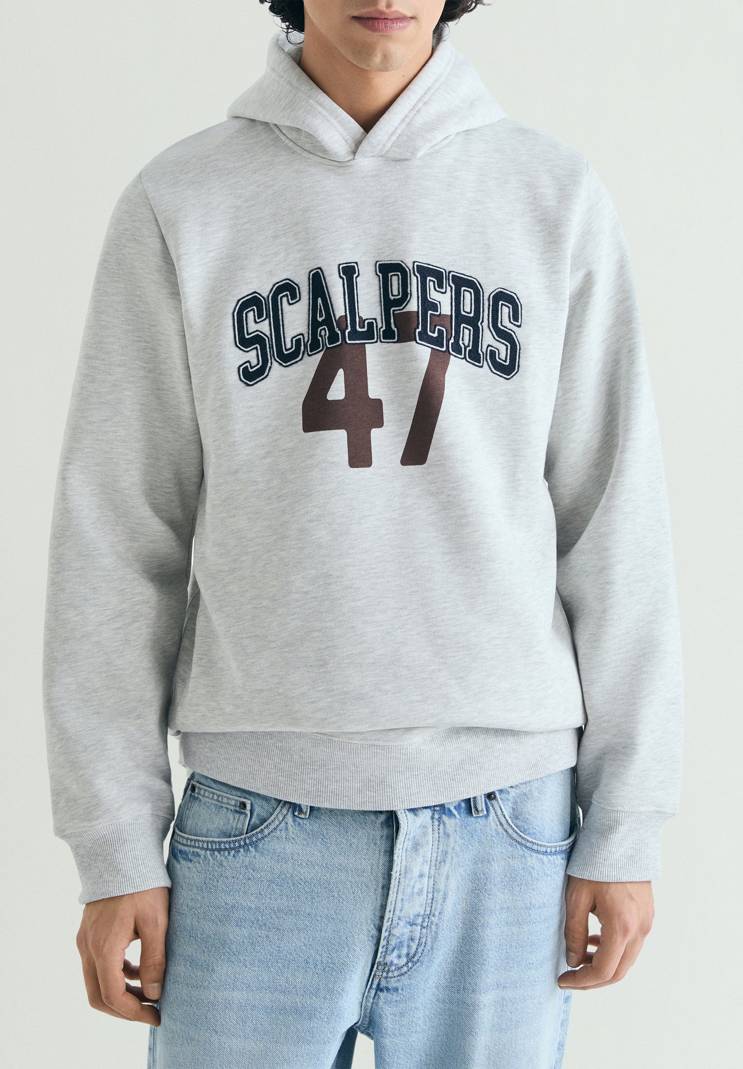 SUDADERA CON CAPUCHA VARSITY - Scalpers