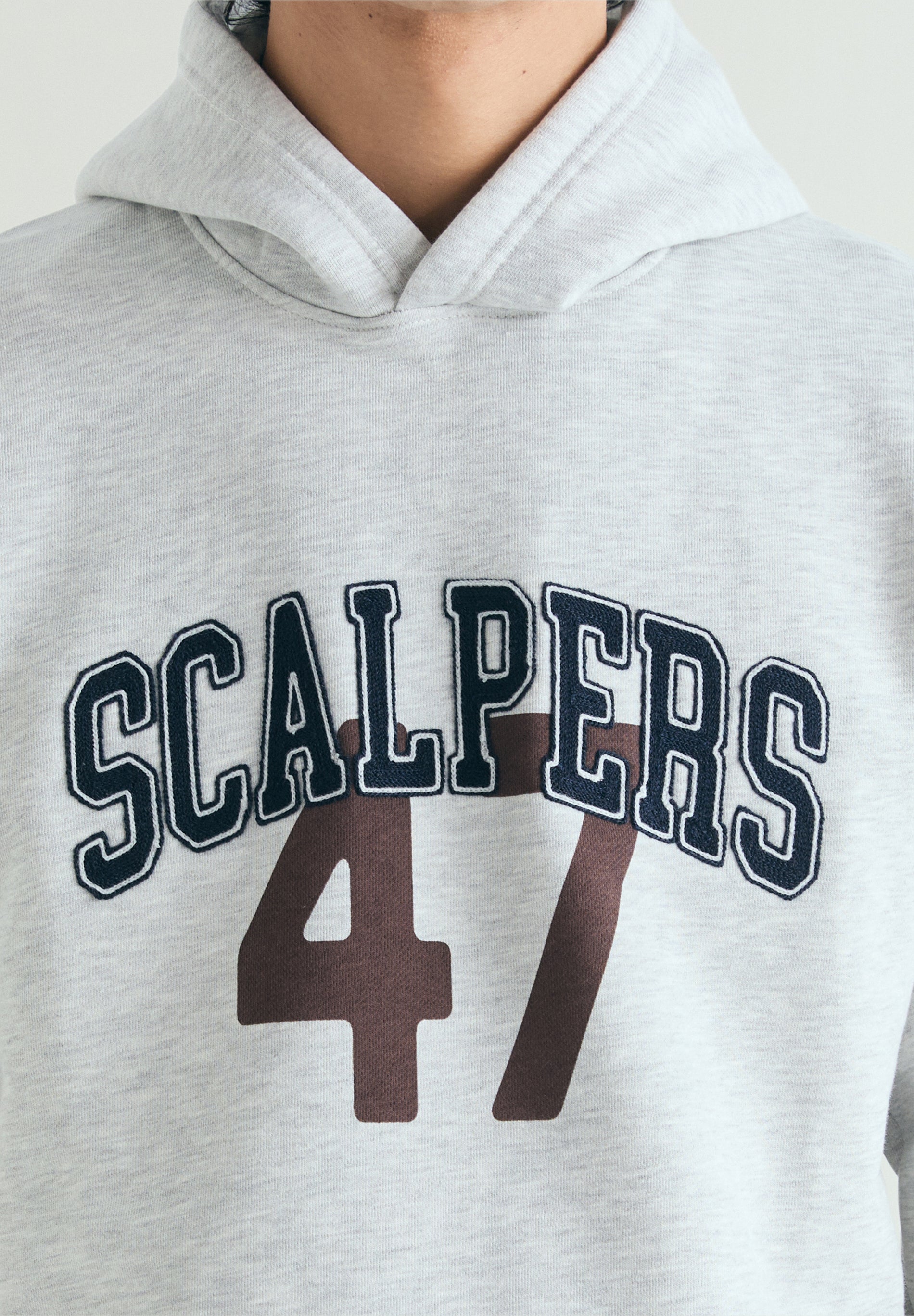 SUDADERA CON CAPUCHA VARSITY