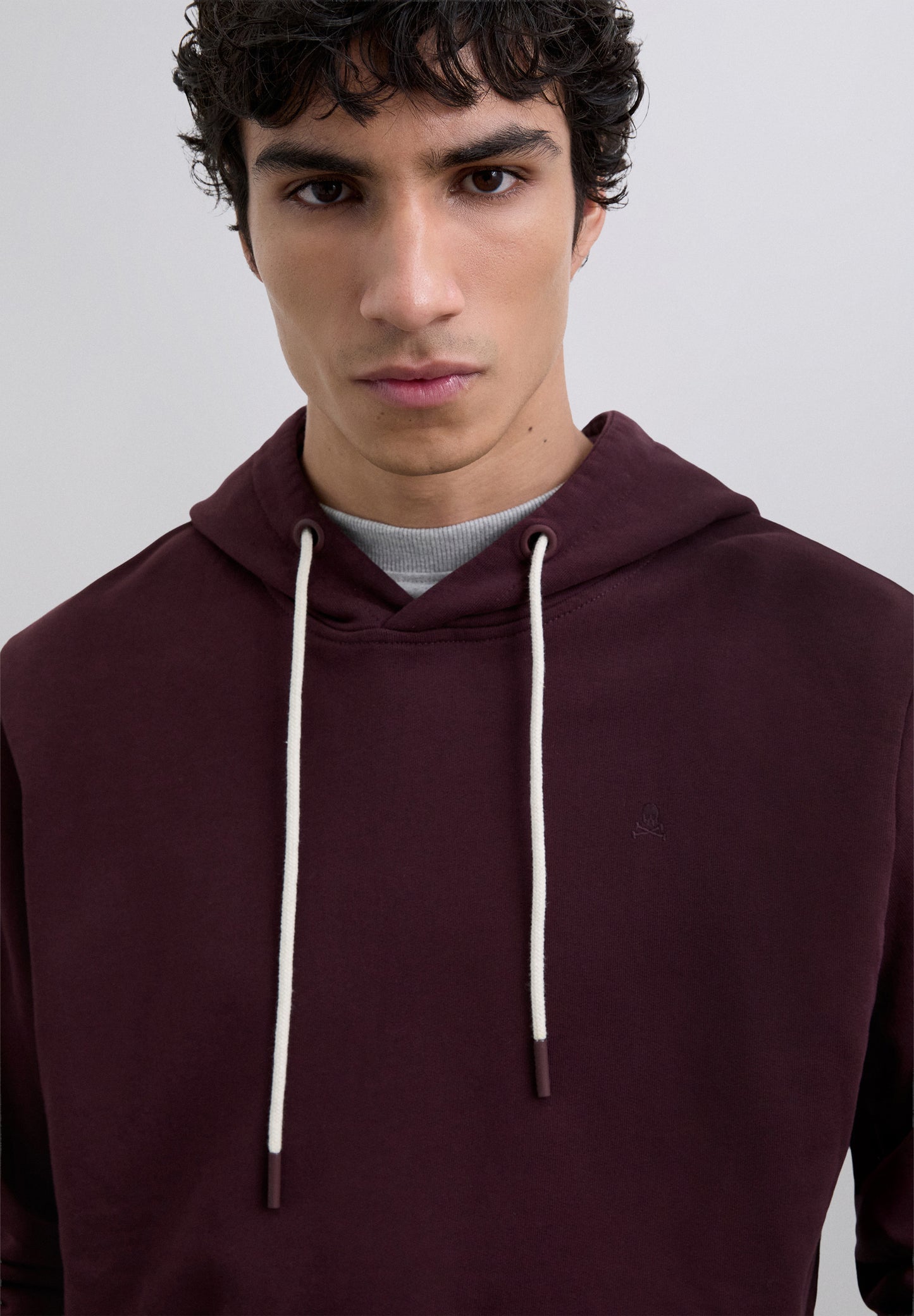 SUDADERA CAPUCHA BÁSICA BORDADA