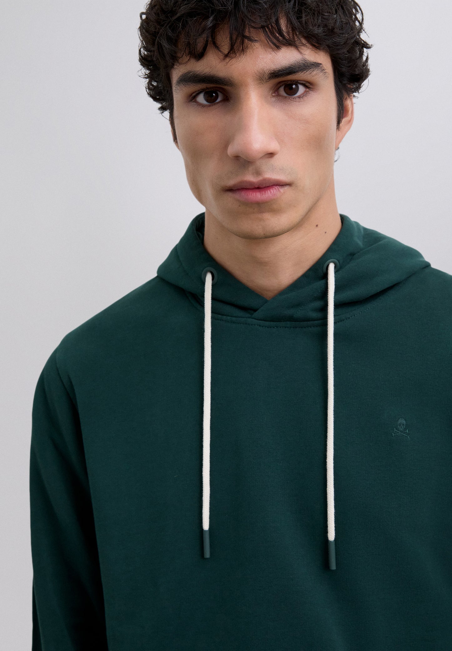 SUDADERA CAPUCHA BÁSICA BORDADA