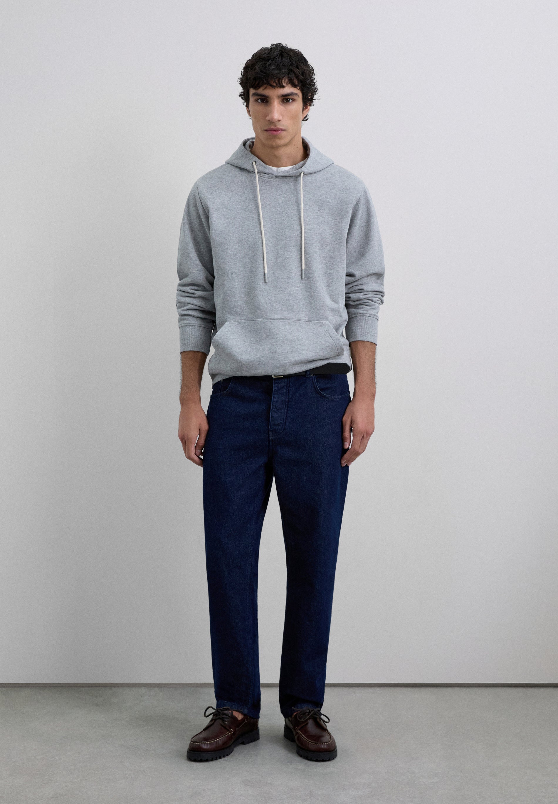 SUDADERA CAPUCHA BÁSICA BORDADA