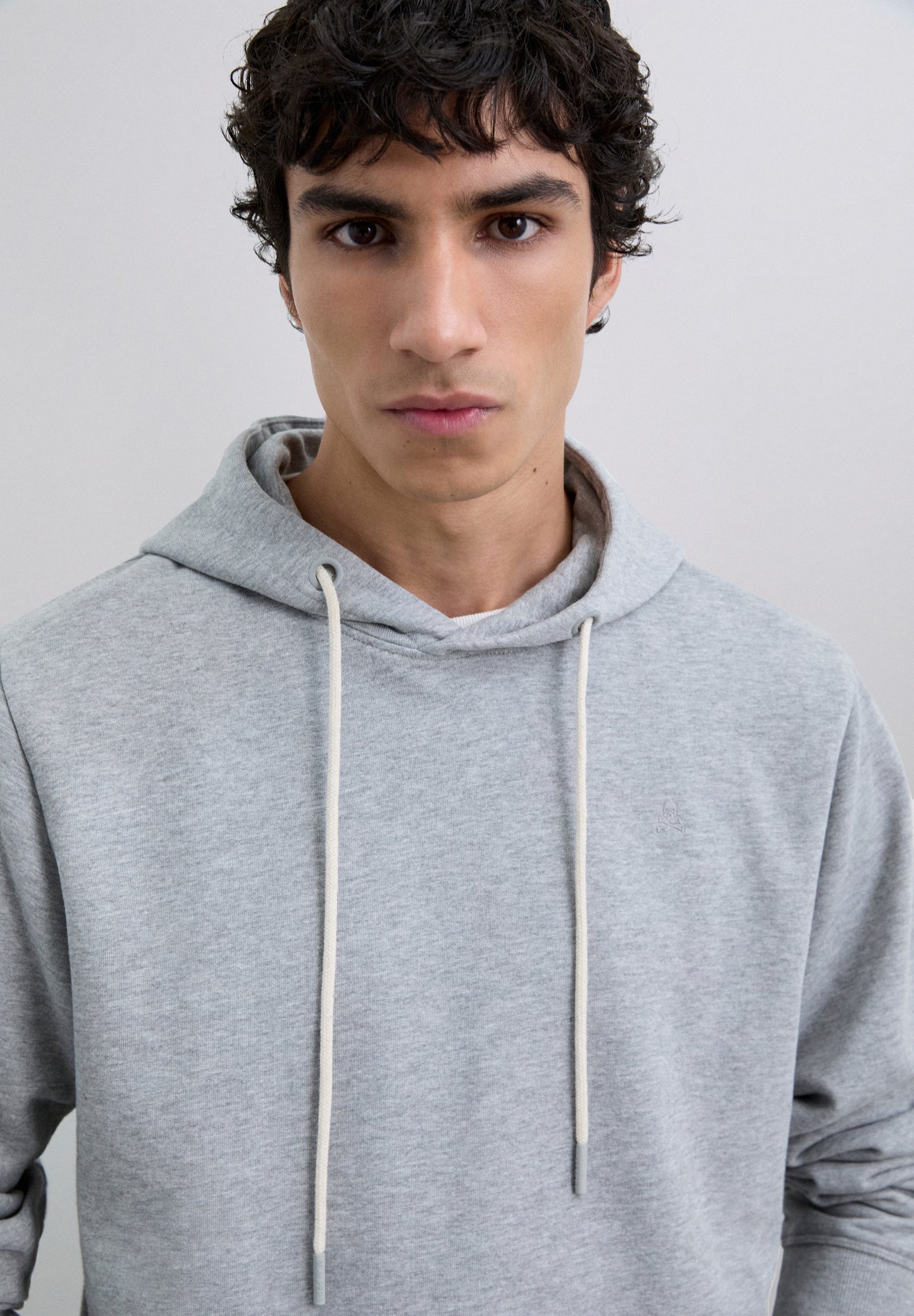 SUDADERA CAPUCHA BÁSICA BORDADA