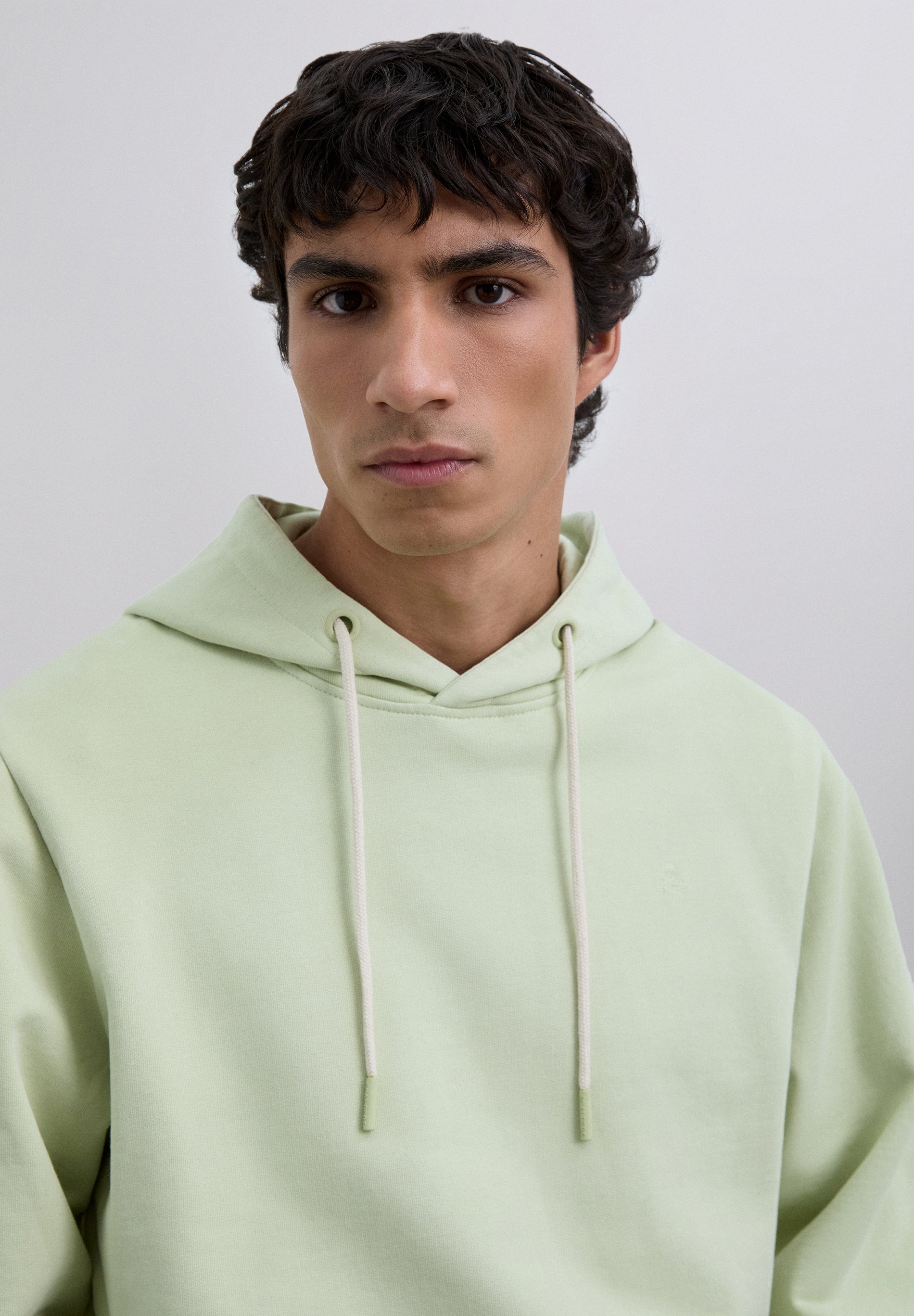SUDADERA CAPUCHA BÁSICA BORDADA