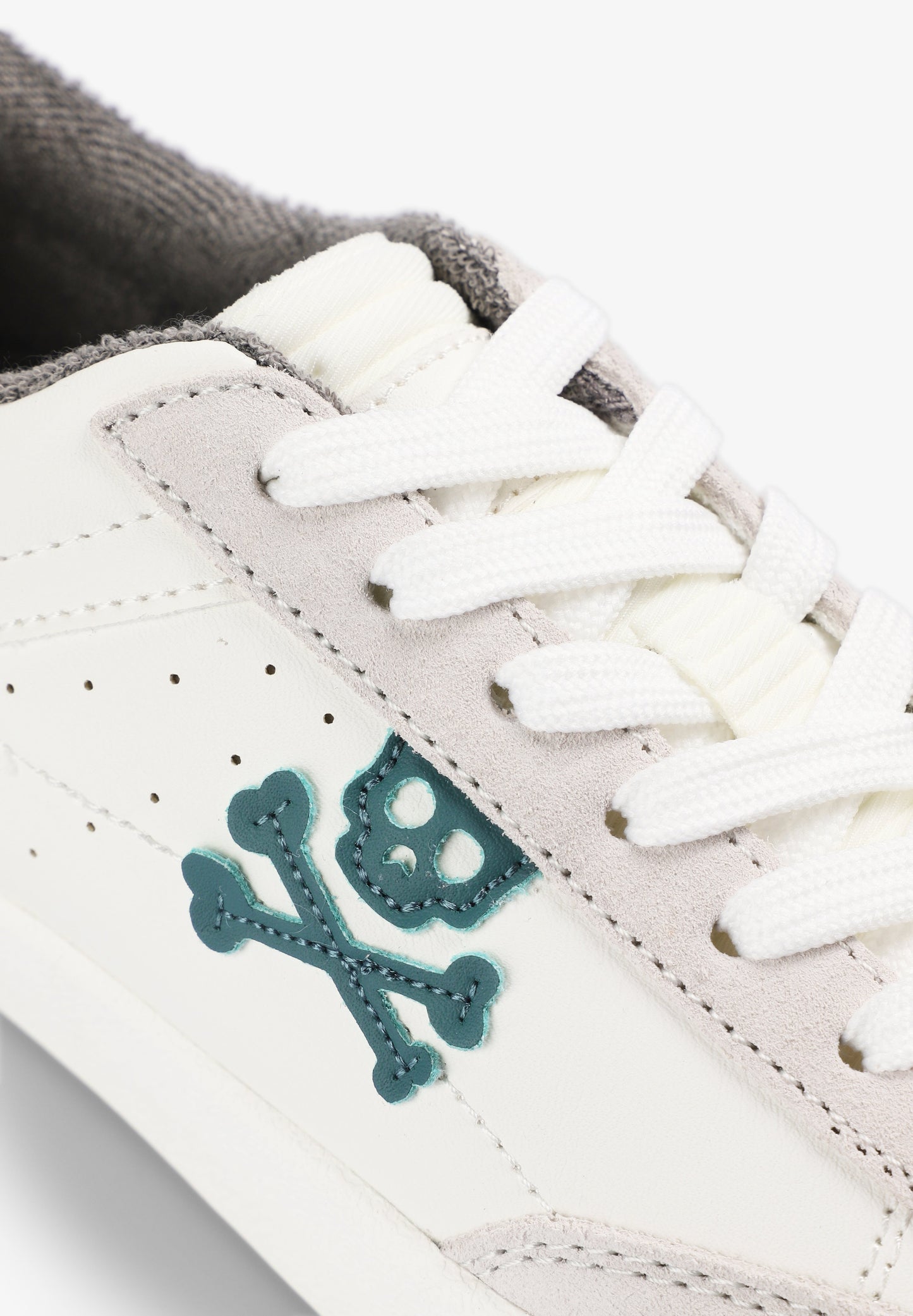 SNEAKERS CALAVERA CONTRASTE