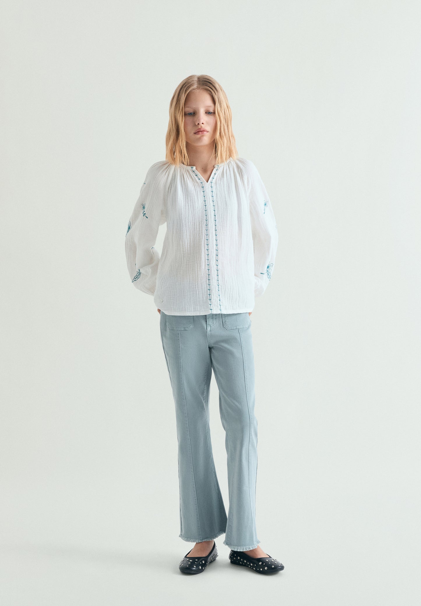 BLUSA DETALLES BORDADOS