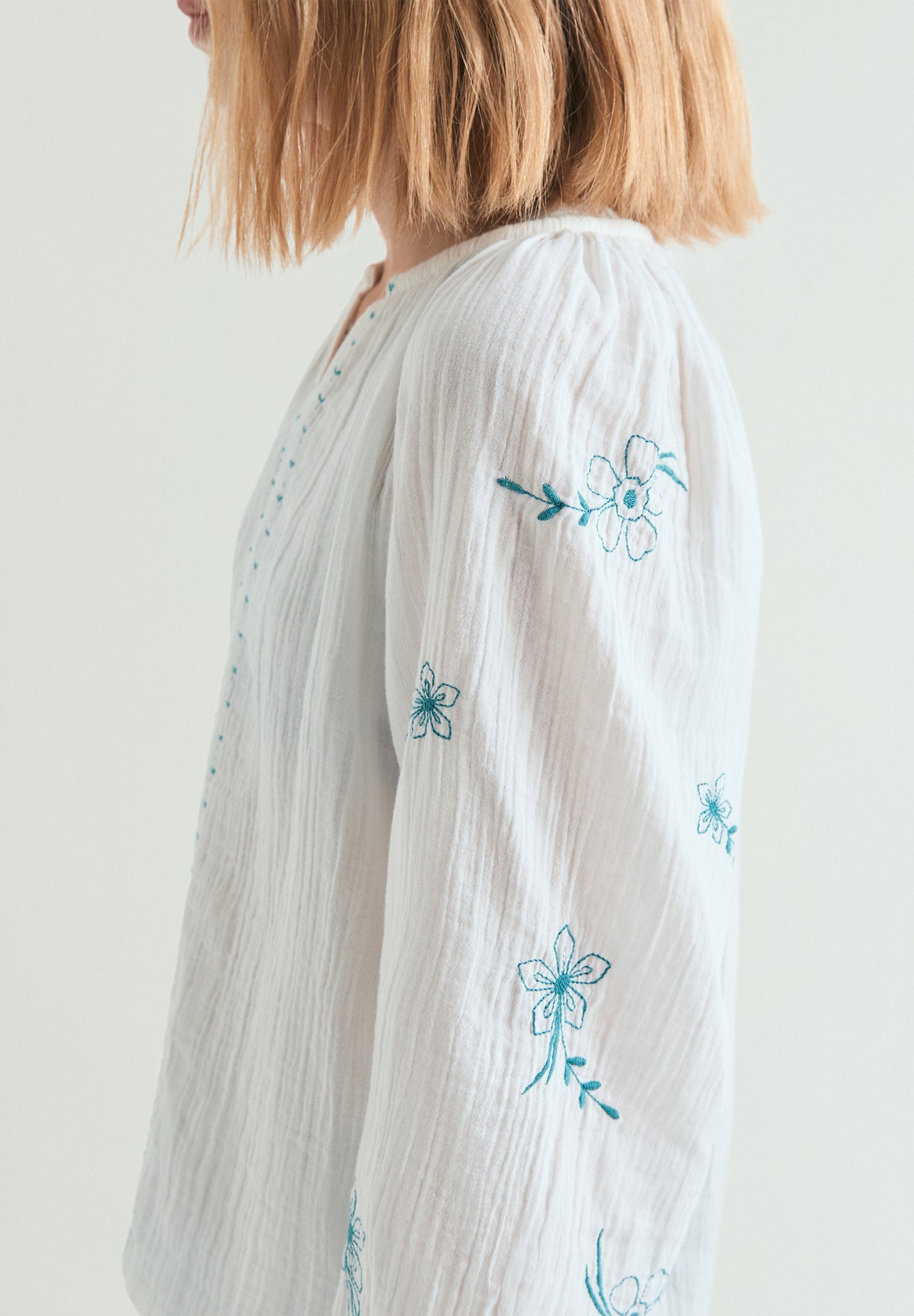 BLUSA DETALLES BORDADOS