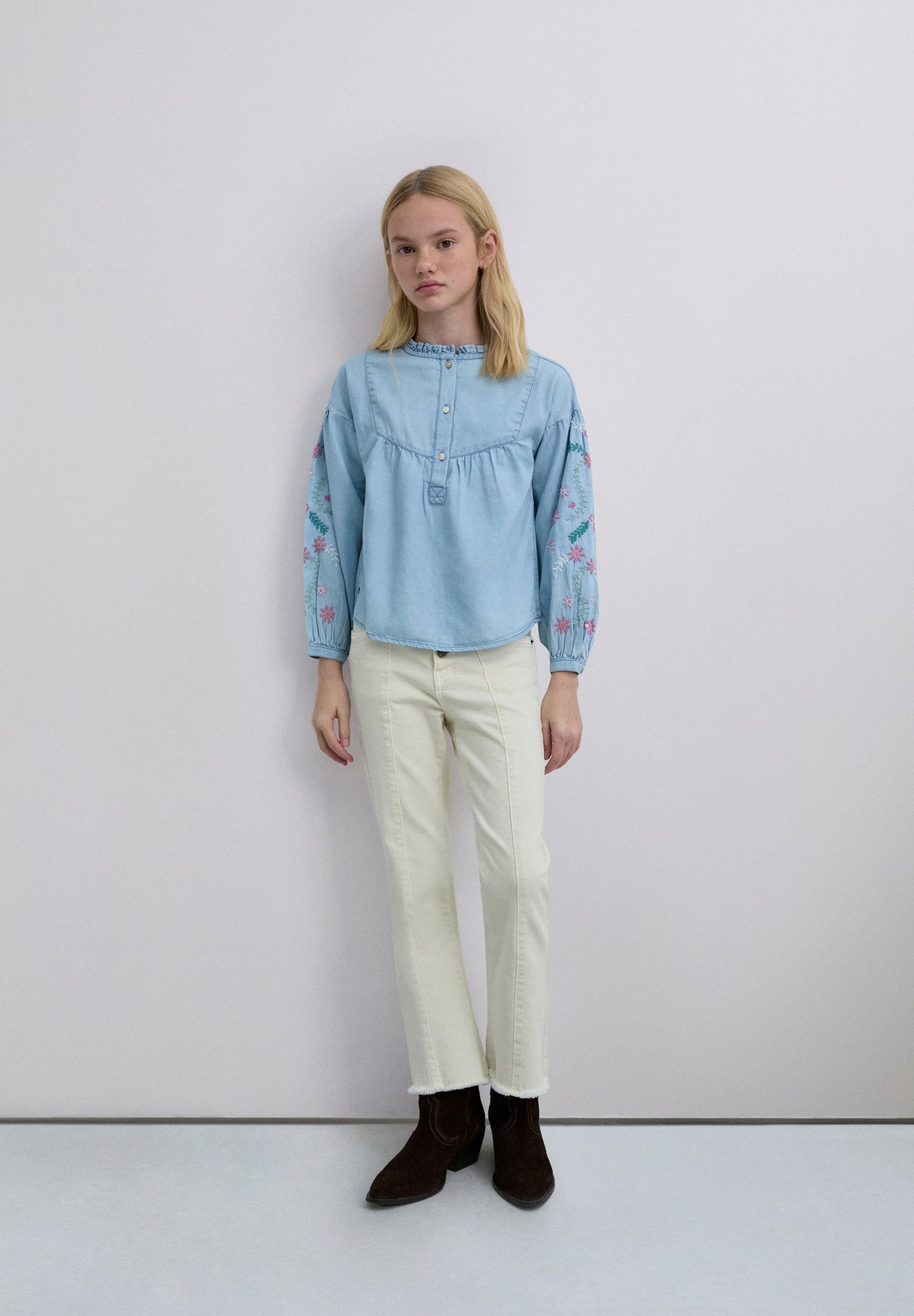 CAMISA FLORES MANGA ABULLONADA