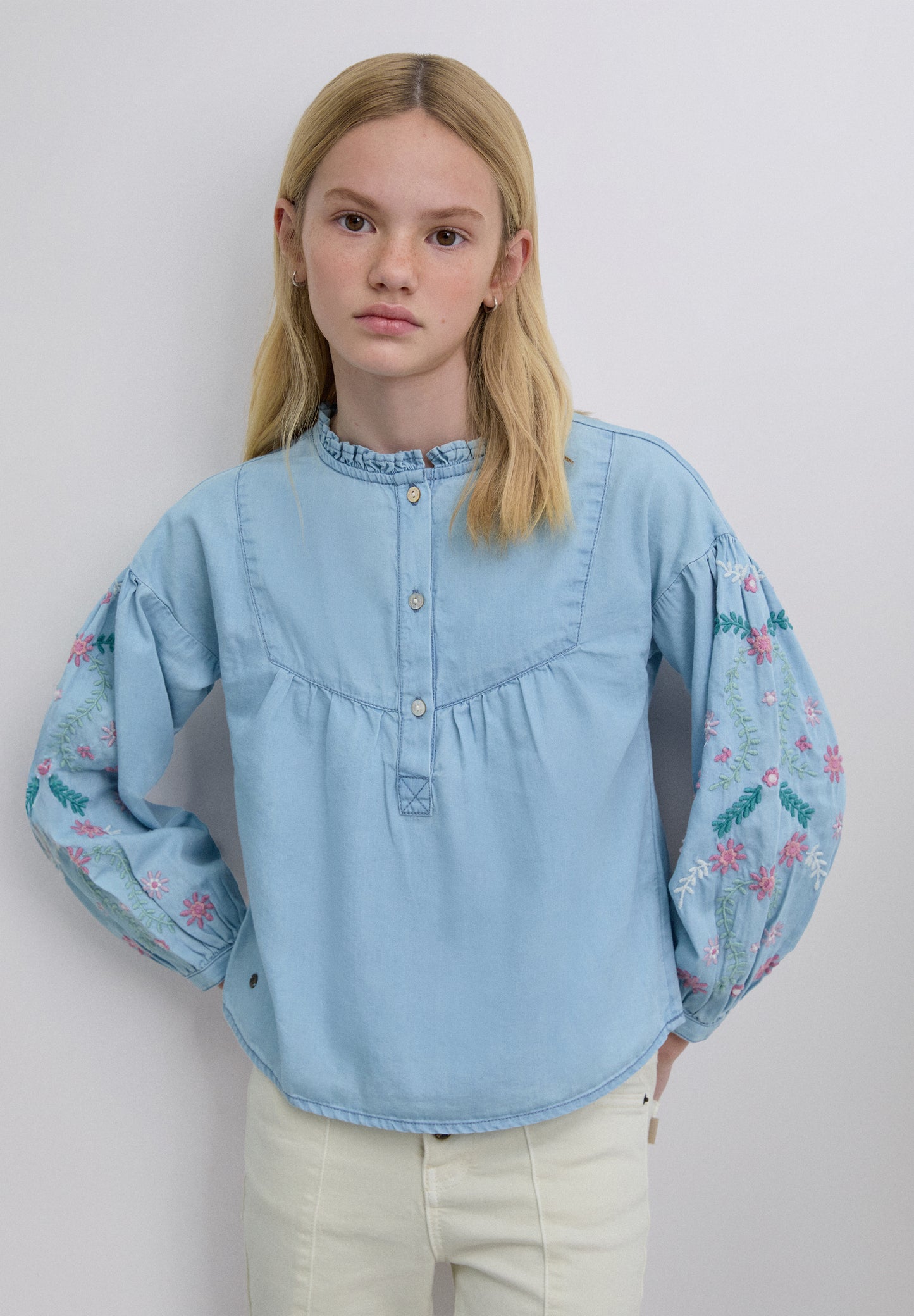 CAMISA FLORES MANGA ABULLONADA