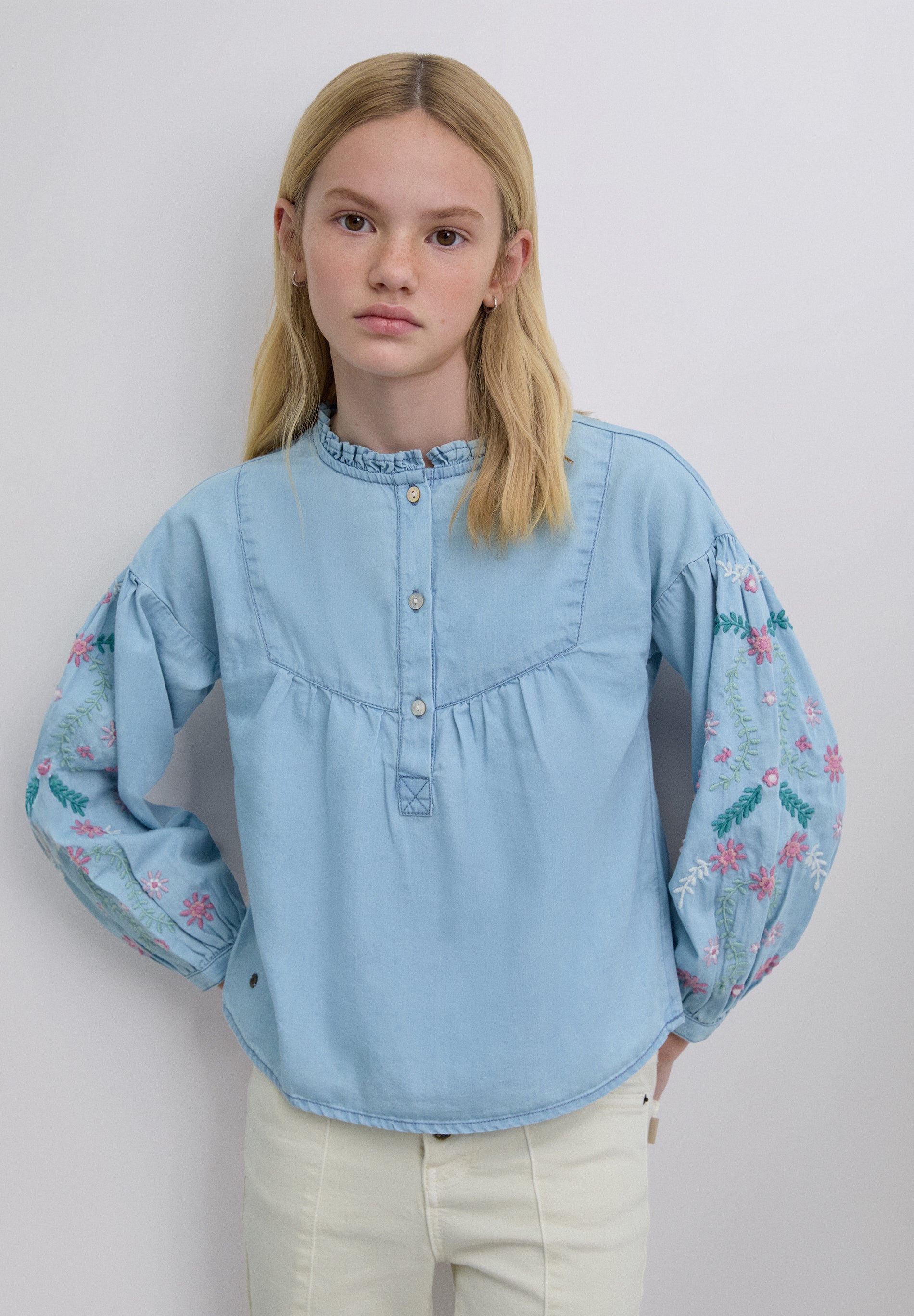 CAMISA FLORES MANGA ABULLONADA