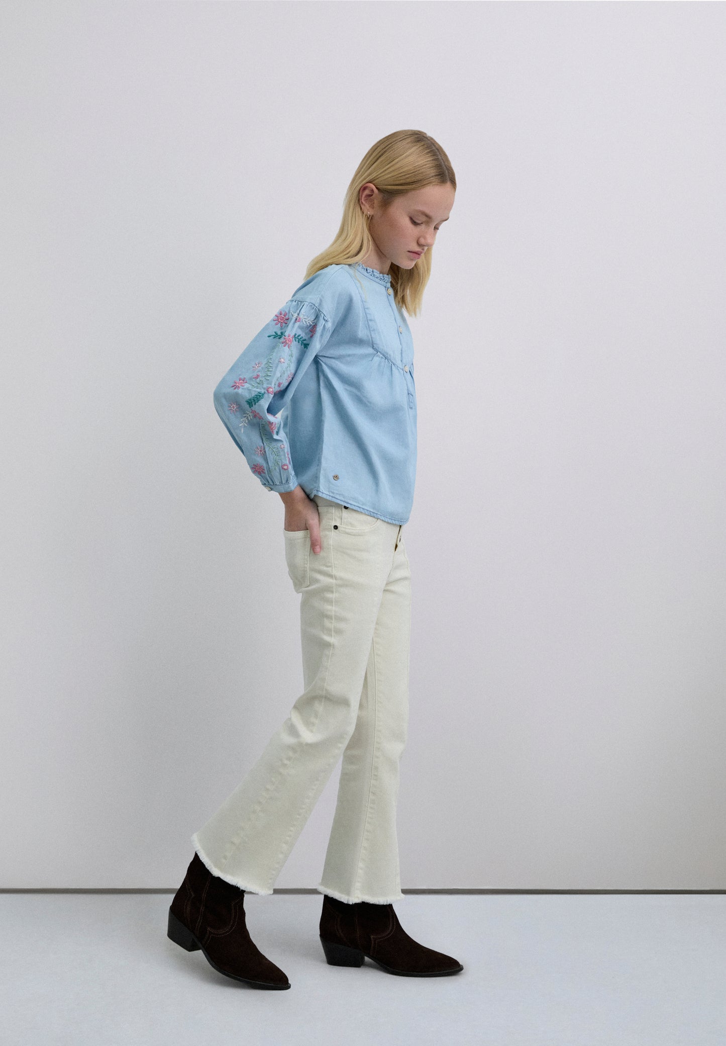 CAMISA FLORES MANGA ABULLONADA