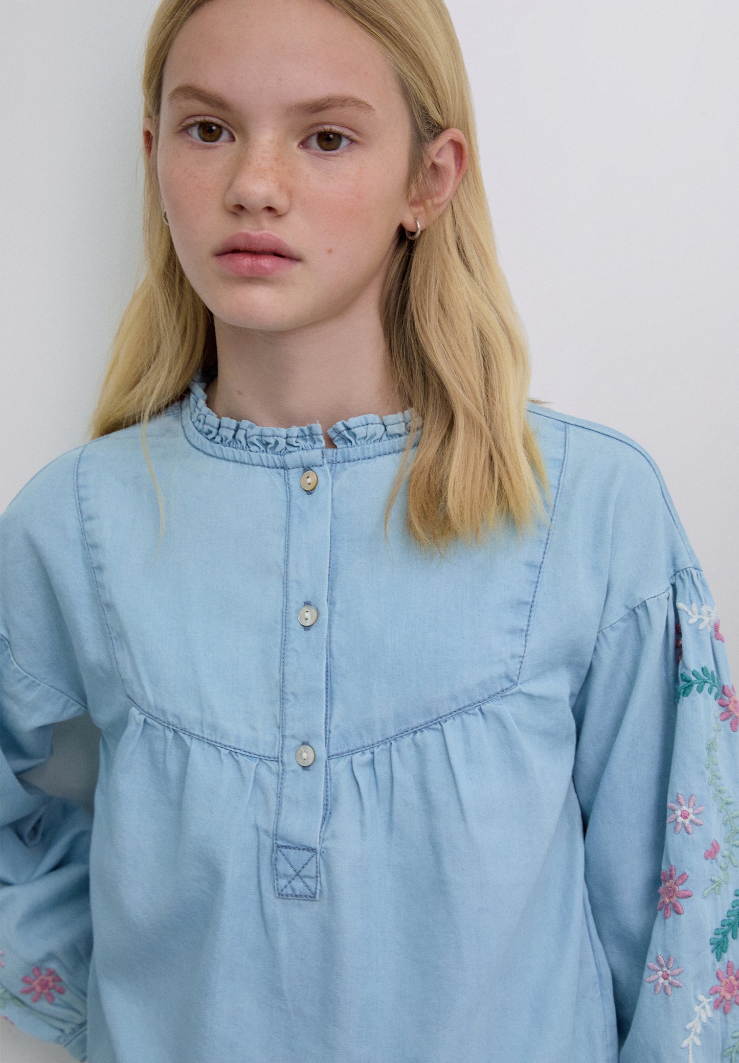 CAMISA FLORES MANGA ABULLONADA