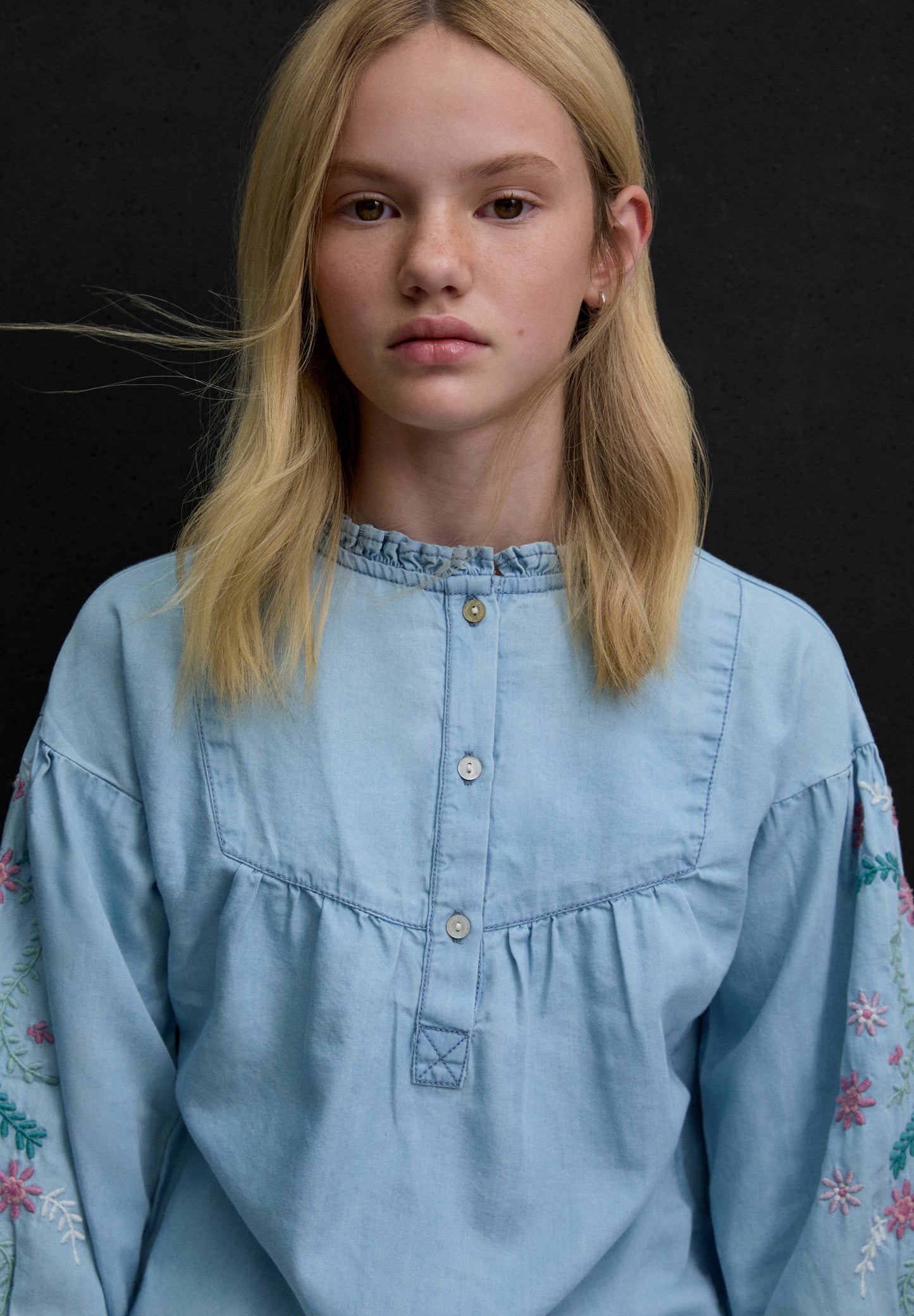 CAMISA FLORES MANGA ABULLONADA