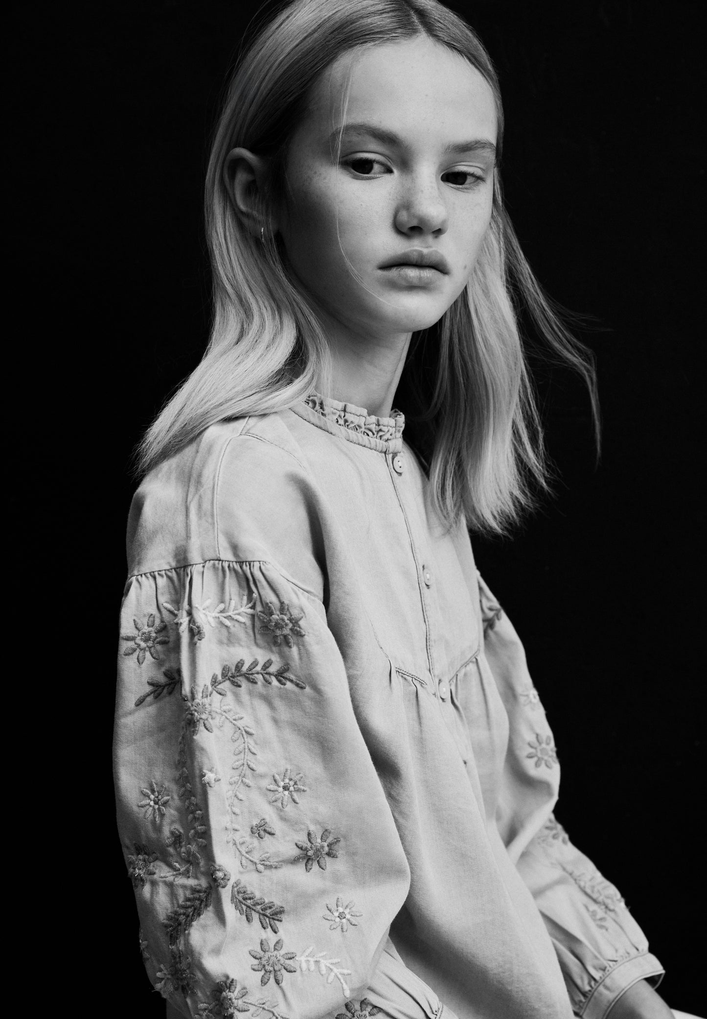 CAMISA FLORES MANGA ABULLONADA