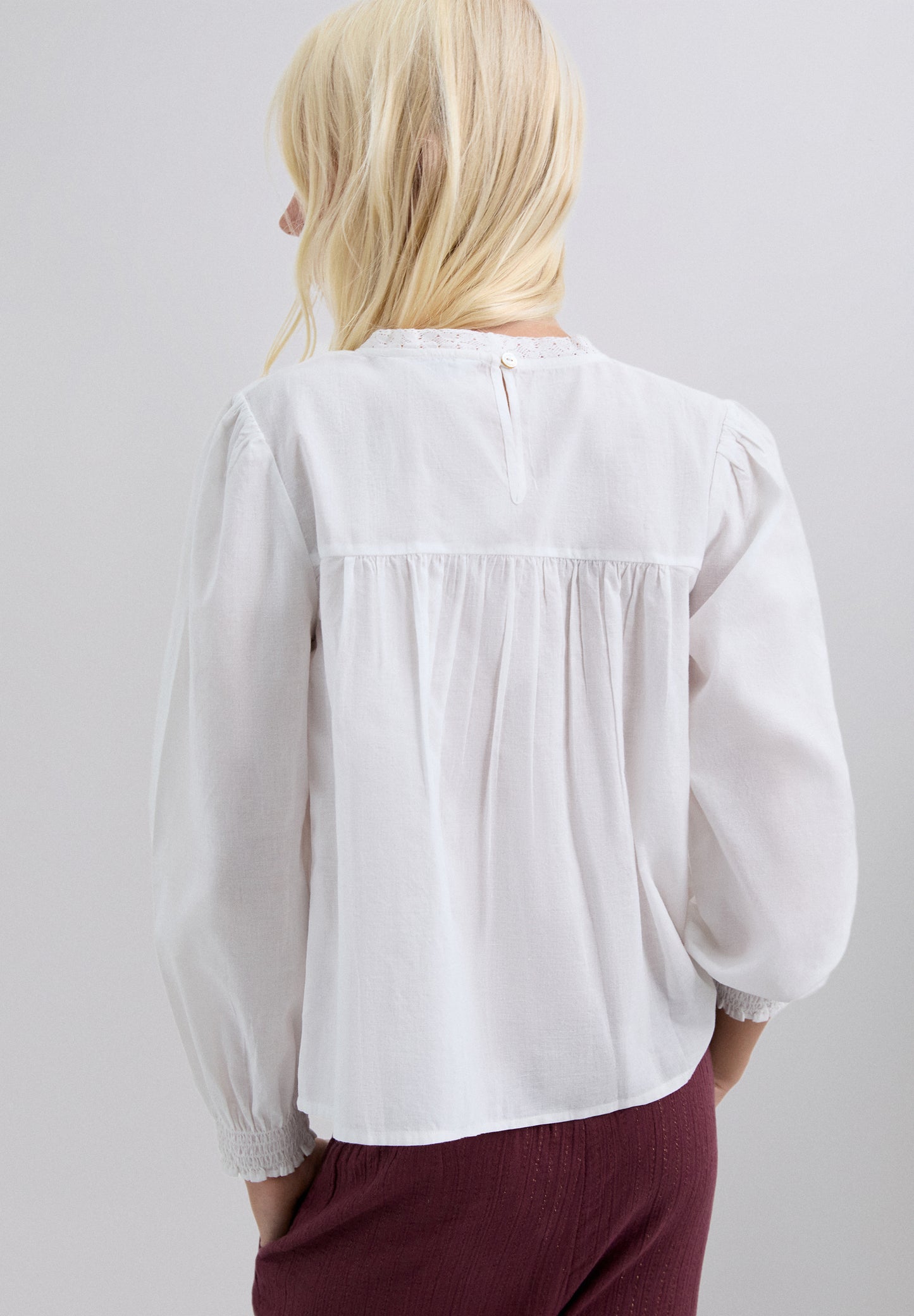BLUSA MOTIVOS ENCAJE